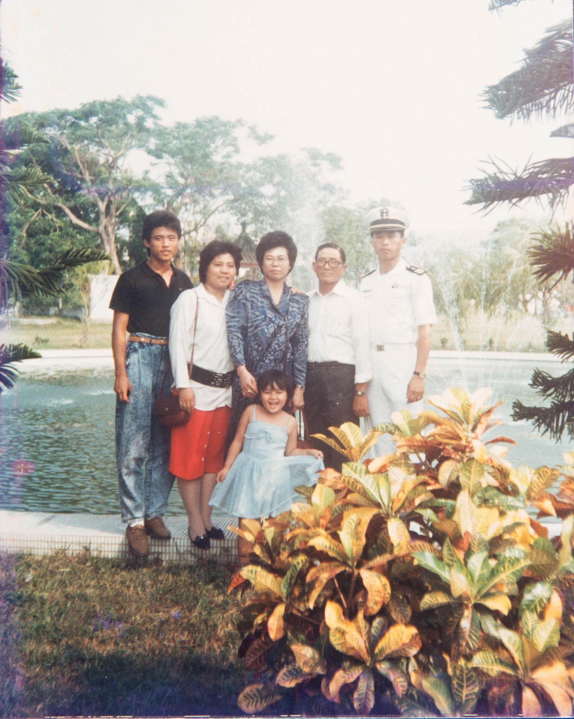 王世國(右1)從軍前,母親(右3)叮嚀他千萬不能欺負台灣兵。(王世國提供)