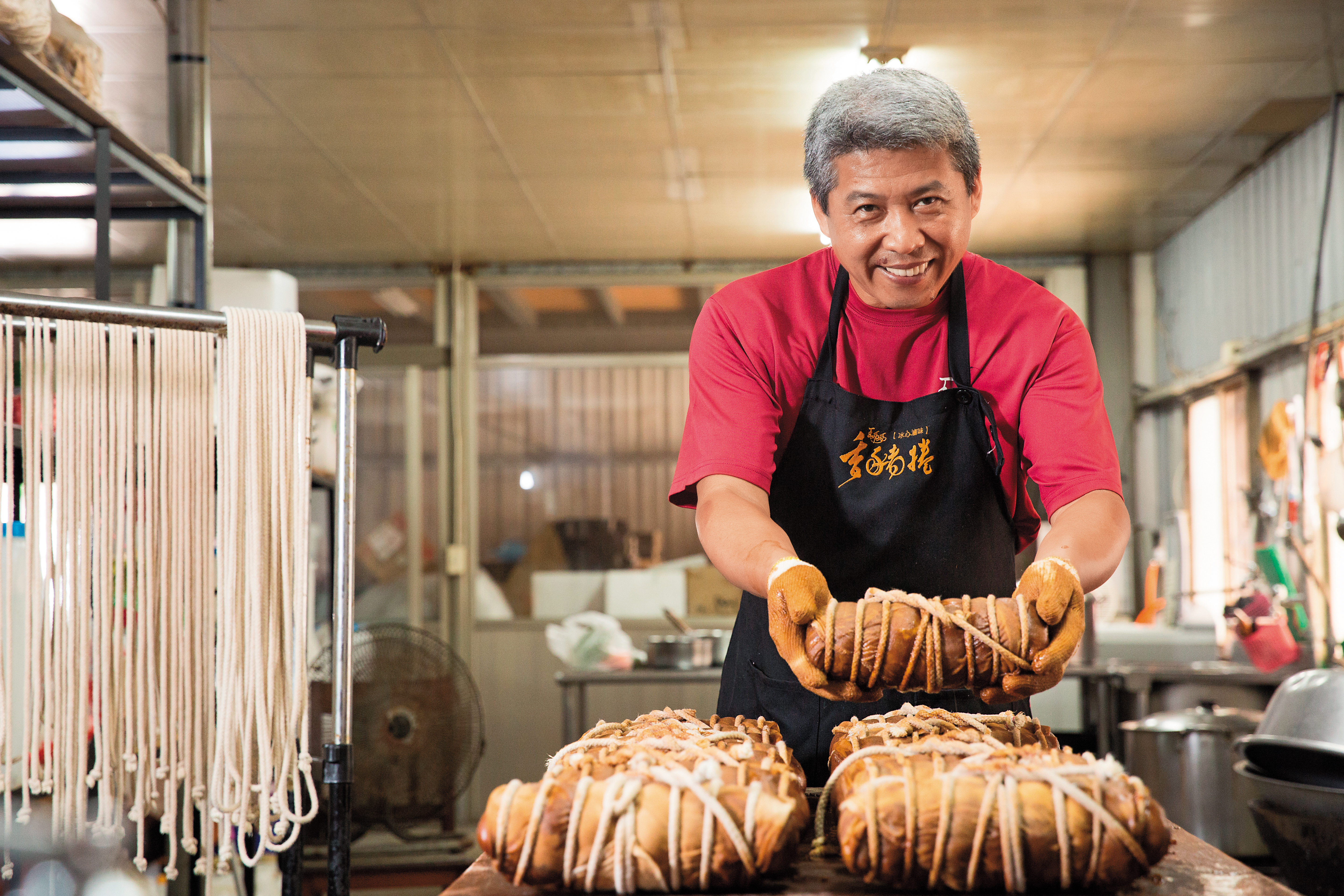 王世國自海軍少校退伍後，傳承母親的手藝創立王媽媽香豬捲，收入更勝以前軍官薪水。