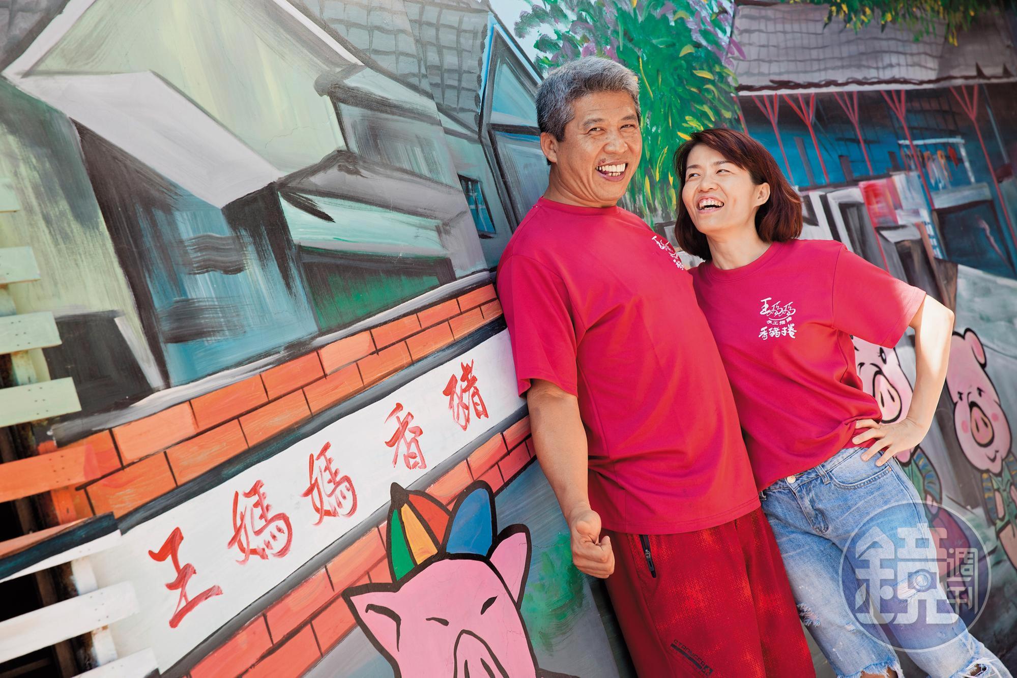 太太林亮君(右)陪著王世國(左)創業,還幫他借創業資金,2人患難與共,感情甚篤。