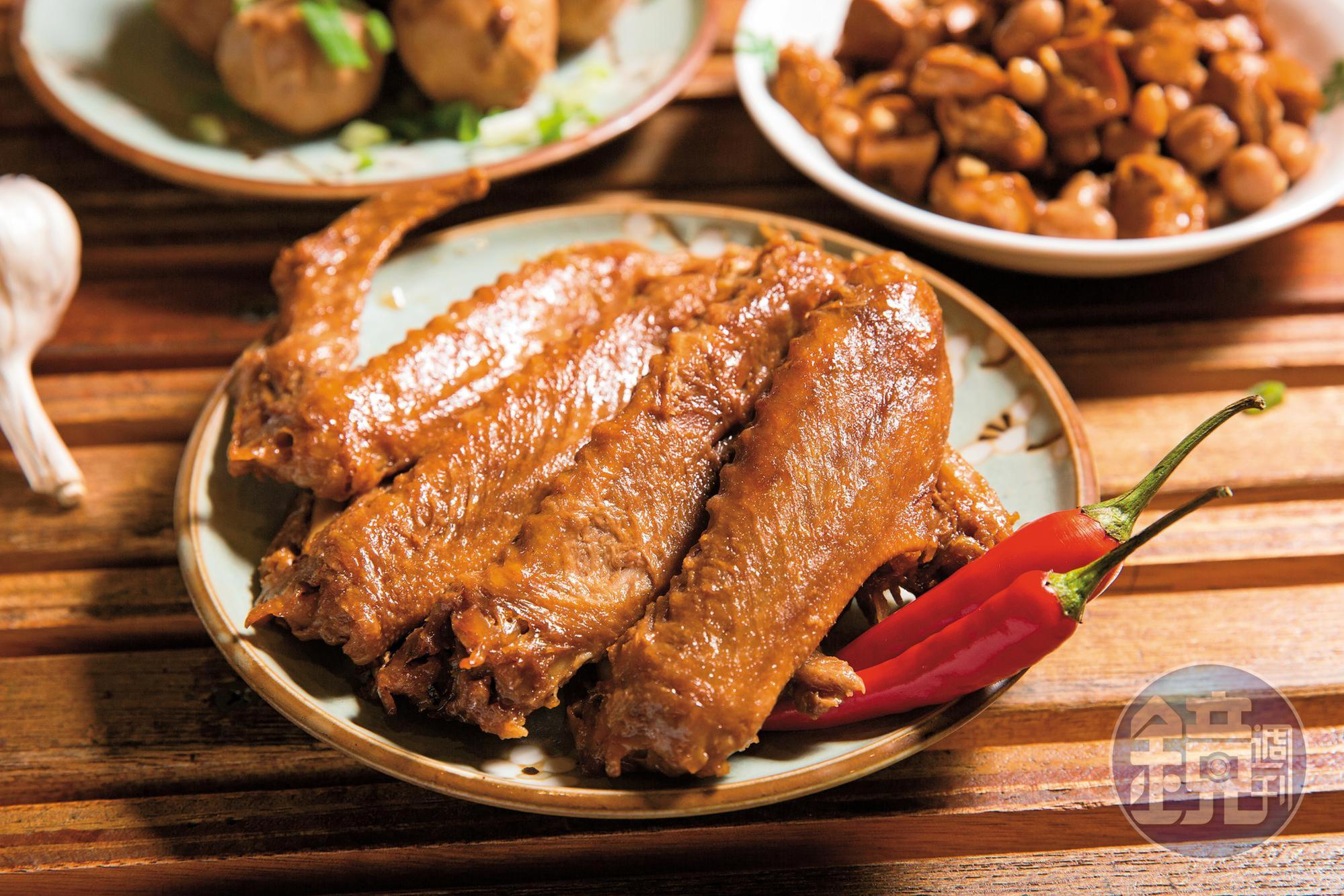 原本王世國只賣香豬捲,因為太暢銷,於是開賣其他滷味。(滷鴨翅,120元/4支)