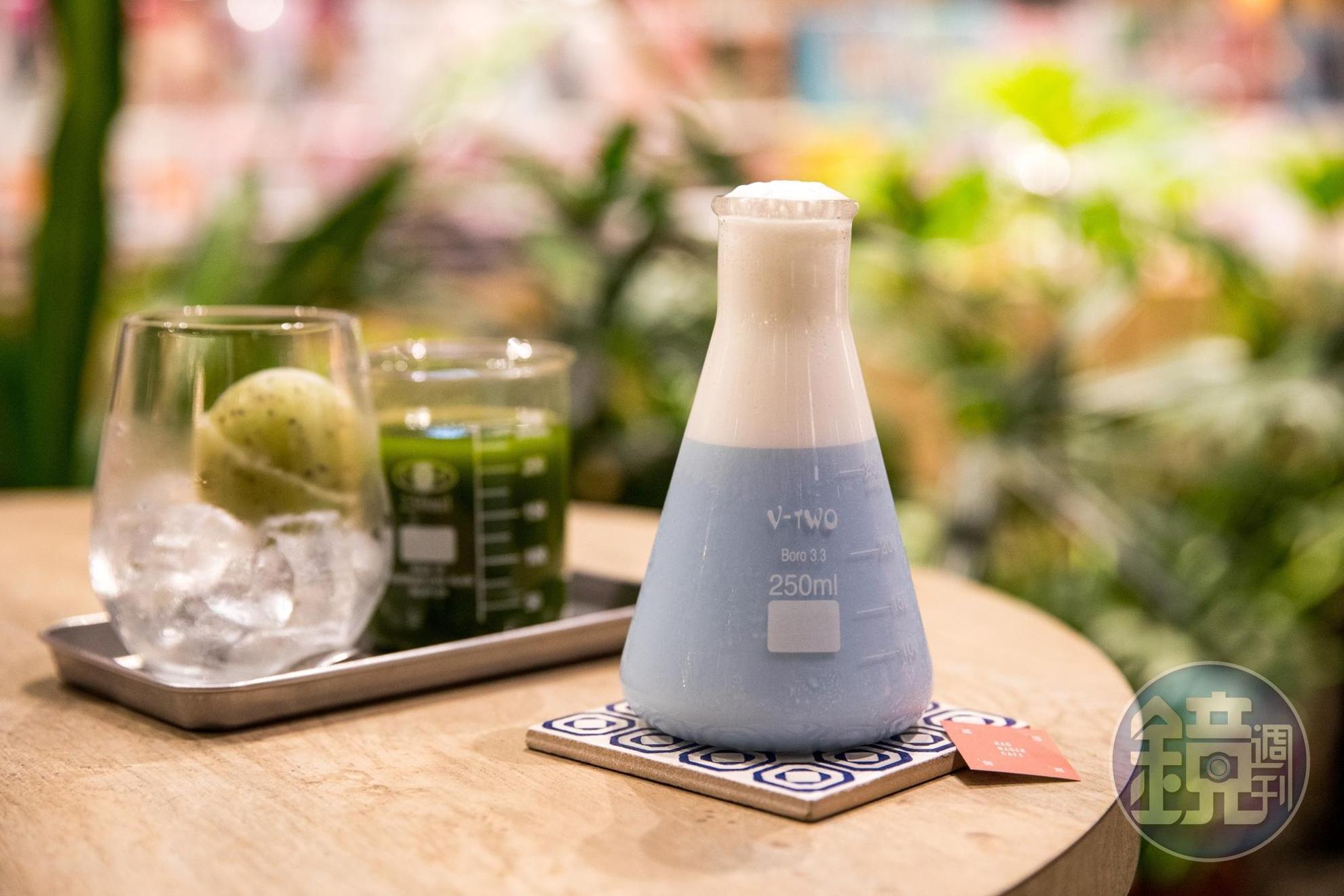 兩款飲料各自有擁護者，但我個人比較喜歡「奇異抹茶」。（160元／杯）