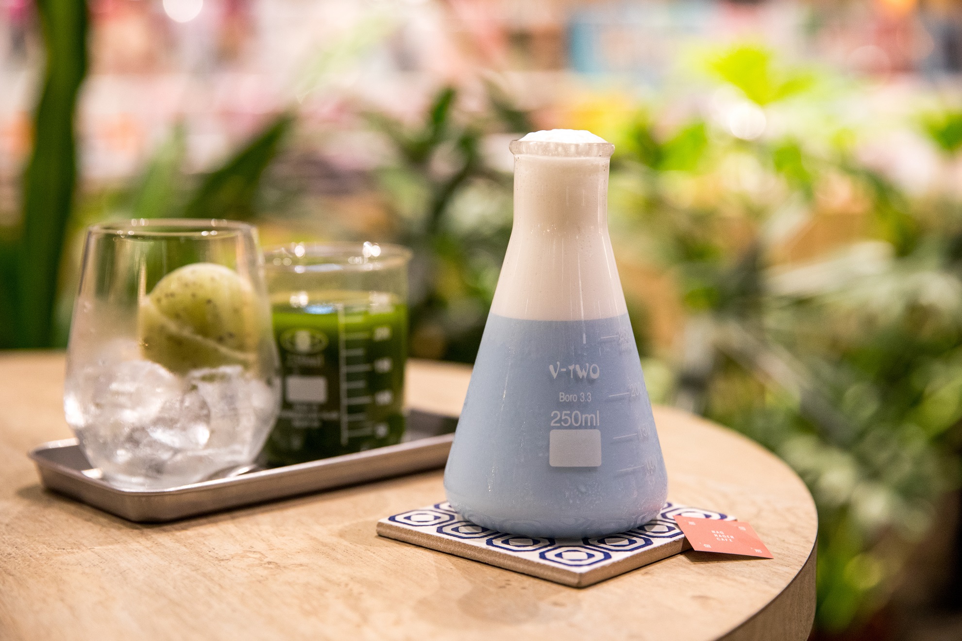 兩款飲料各自有擁護者，但我個人比較喜歡「奇異抹茶」。（160元／杯）
