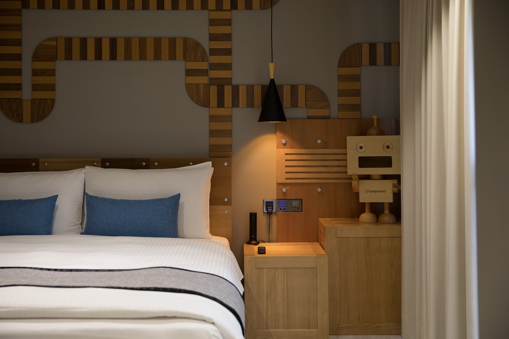 房間裡有機器人，讓許多小朋友踏入其中都驚呼連連。