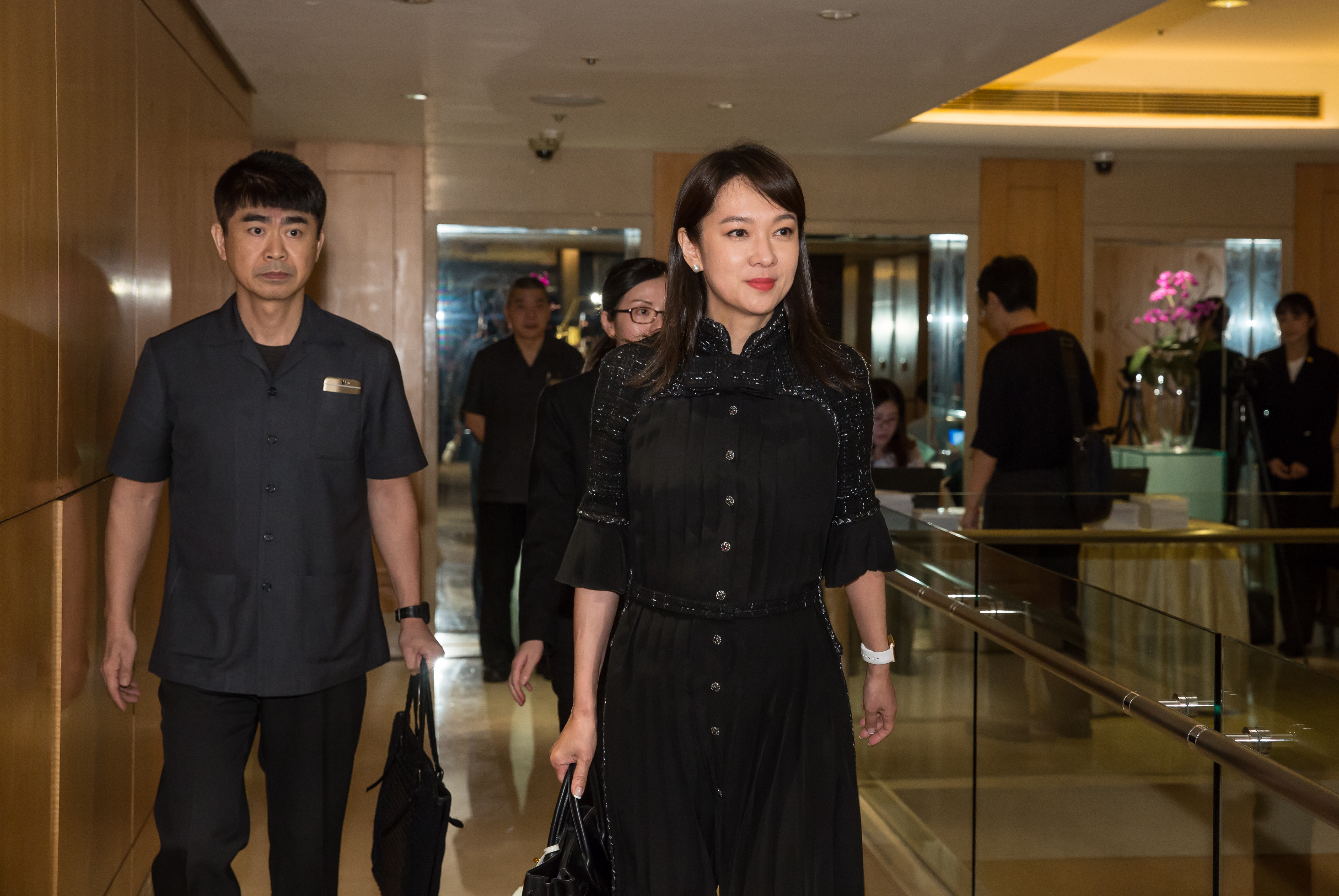 賴英里今天突然宣布請辭寒舍董事長一職。