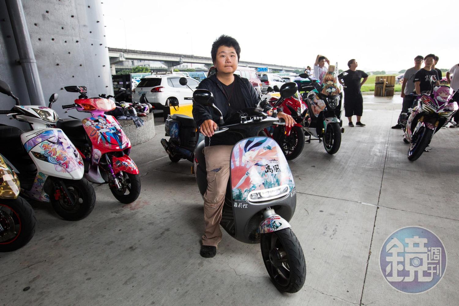 痛車車主闕維宏與他的Gogoro愛車。