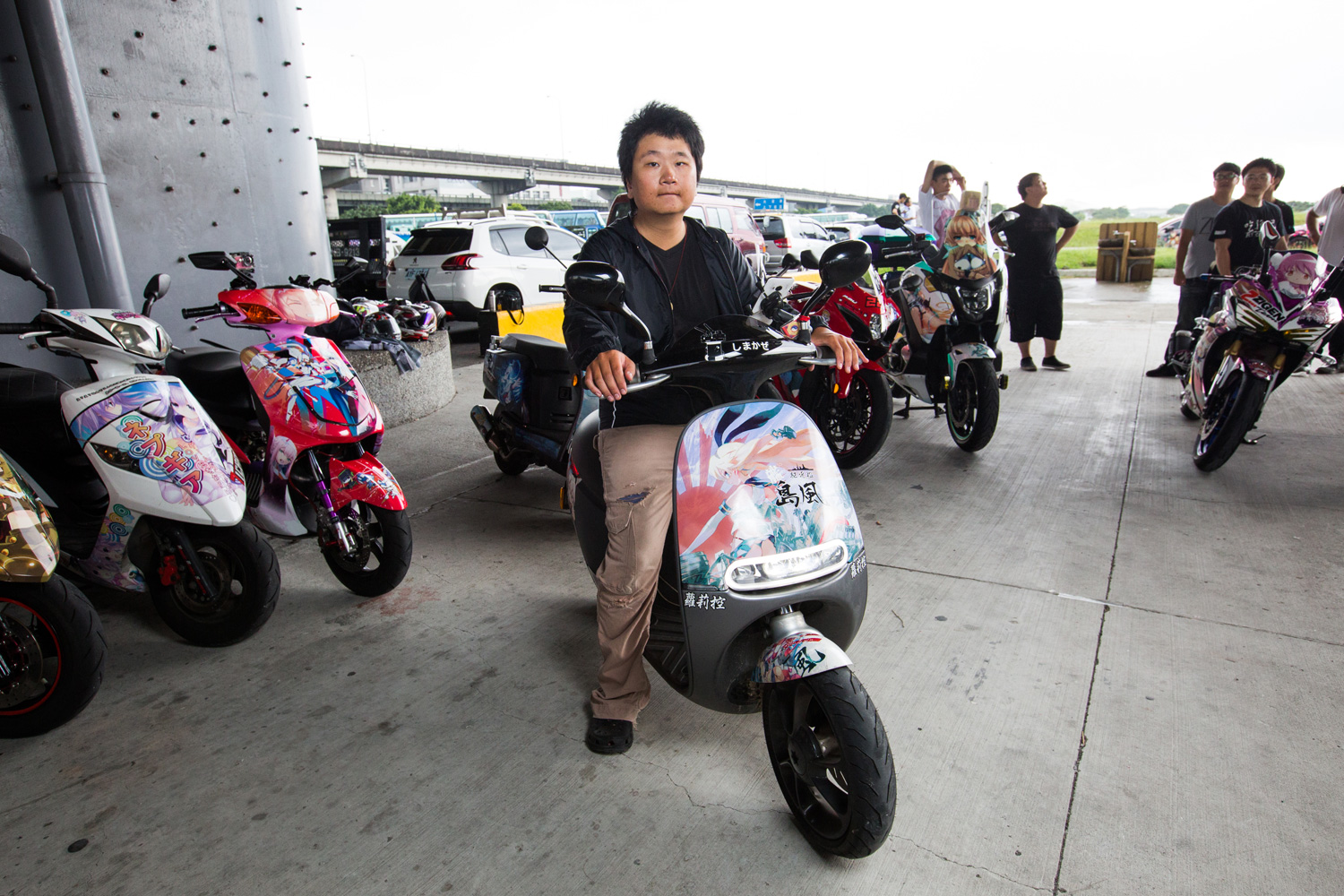 痛車車主闕維宏與他的Gogoro愛車。