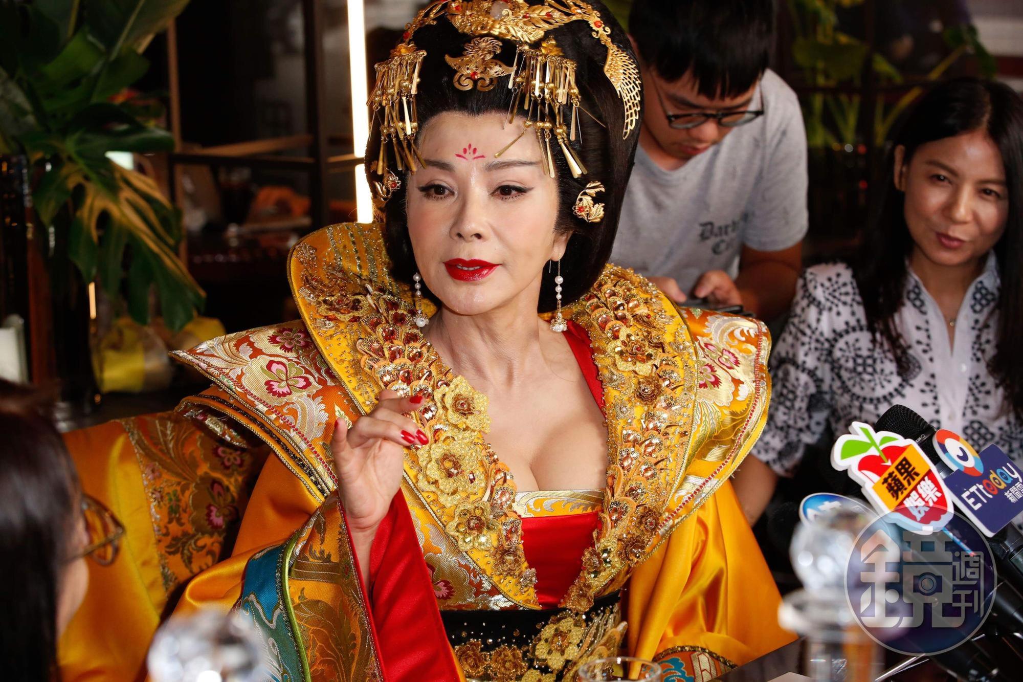 陳美鳳為了這身武則天皇袍,來來回回溝通討論。