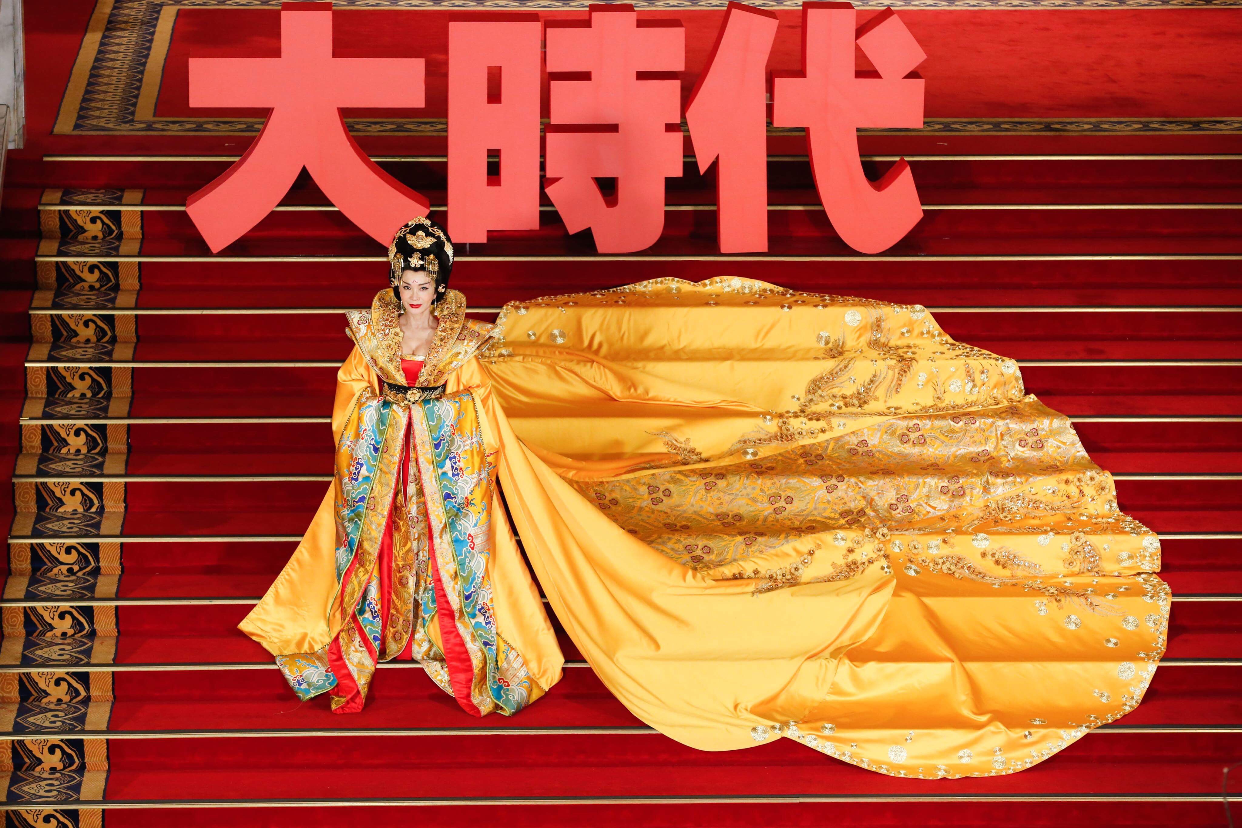 陳美鳳飾演武則天，氣宇非凡。