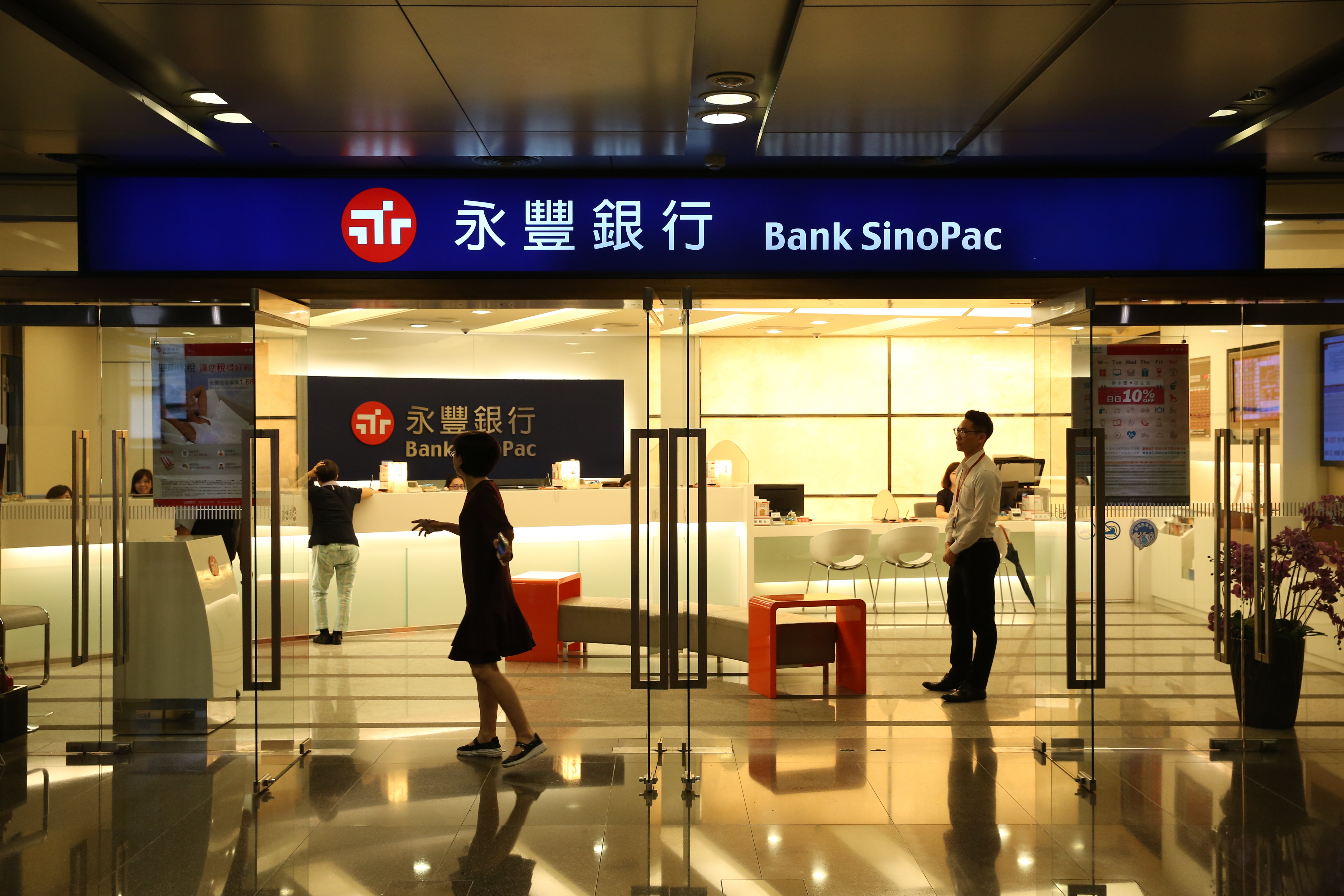 永豐銀上週董事會通過一名黃姓高階主管人事案，該名黃姓高階主管正是昨天被金管會停職的凱基銀交易部門主管。