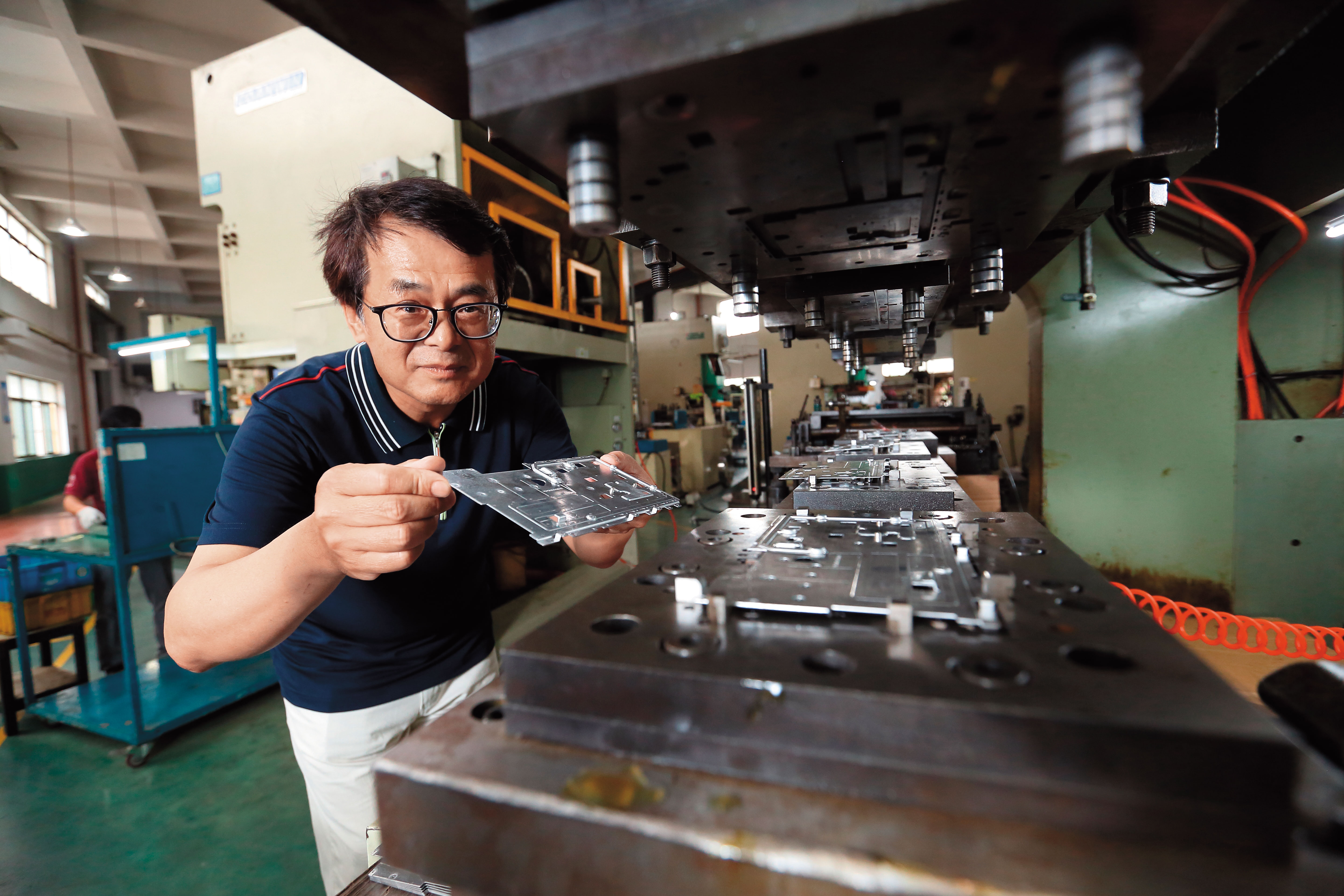 許振焜從小彈簧公司業務起家，因市場嗅覺敏銳，以客製化與自動化帶領公司轉型，切入筆電散熱機構件，打進蘋果供應鏈，月初回台上櫃。