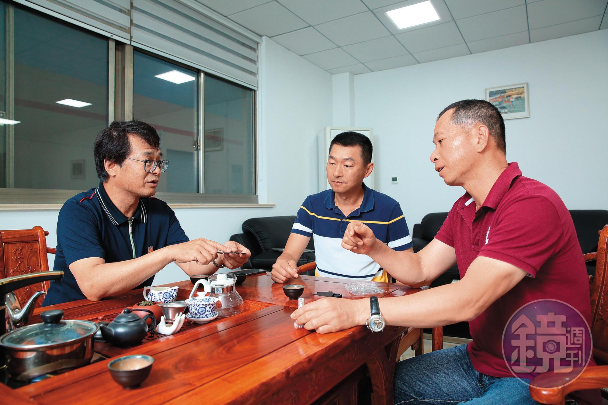 謙稱不懂技術的許振焜識人惜才，網羅專精壓鑄與沖壓工藝的吳錦松、林志昆擔任總經理，組成鐵三角團隊。