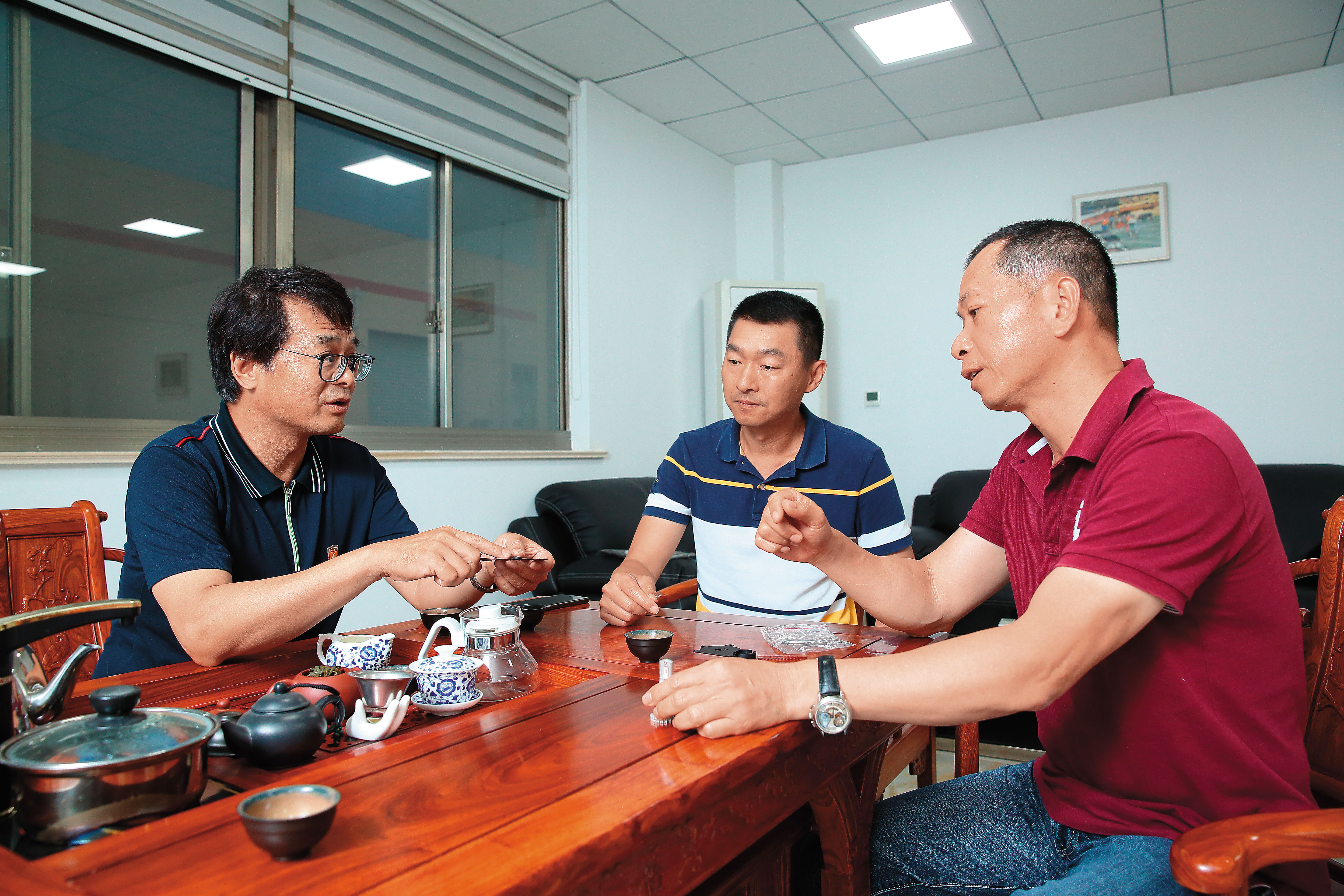 謙稱不懂技術的許振焜識人惜才，網羅專精壓鑄與沖壓工藝的吳錦松、林志昆擔任總經理，組成鐵三角團隊。