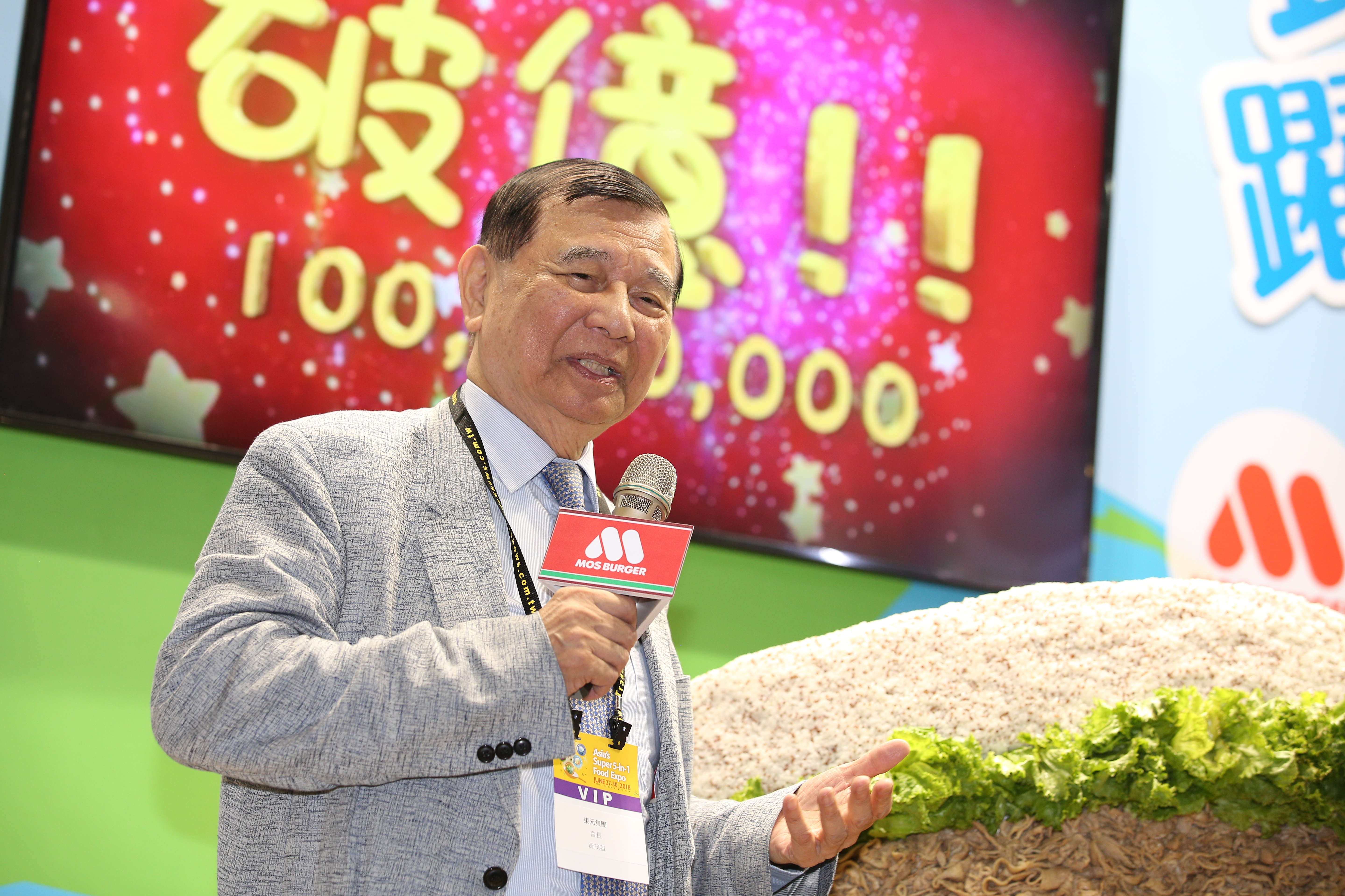 從馬達、家電起家的東元集團，跨足餐飲食品產業有成，大家長黃茂雄今出席食品展，旗下摩斯漢堡引進台灣至今已賣出1億個米漢堡。