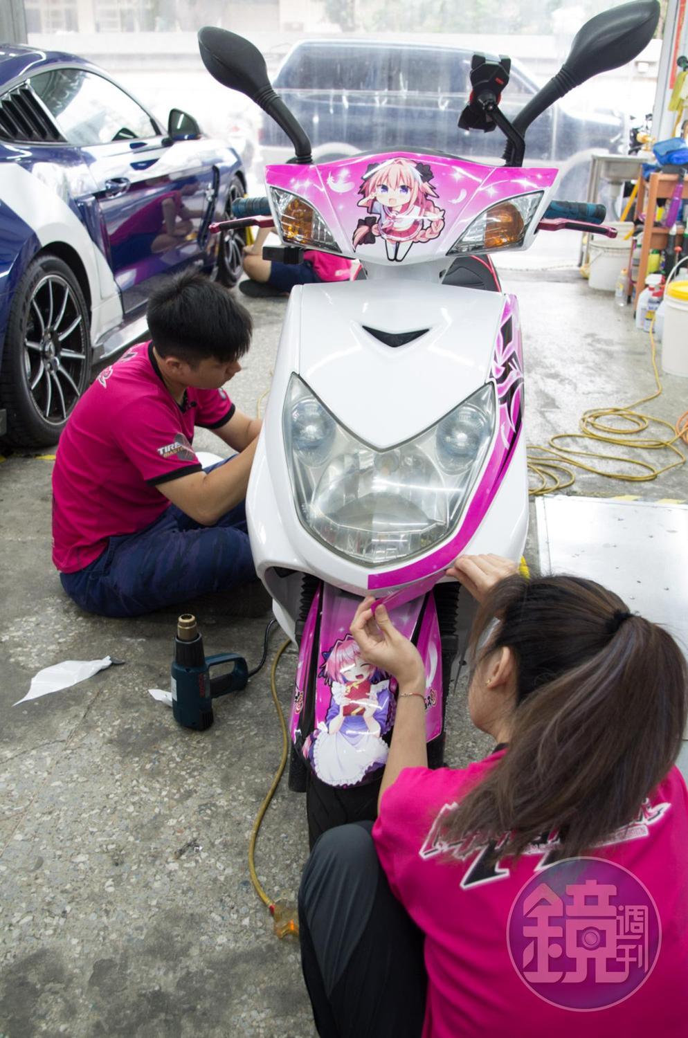 機車全車彩貼大約會花上六到八小時,幾乎是一整天工時;如果兩位師傅一同施工可稍微縮短工時。