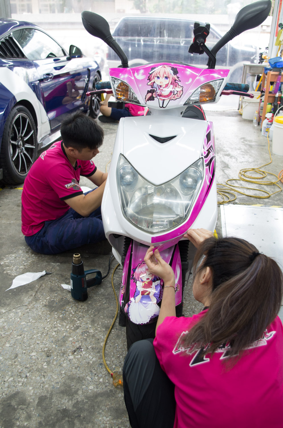 機車全車彩貼大約會花上六到八小時，幾乎是一整天工時；如果兩位師傅一同施工可稍微縮短工時。
