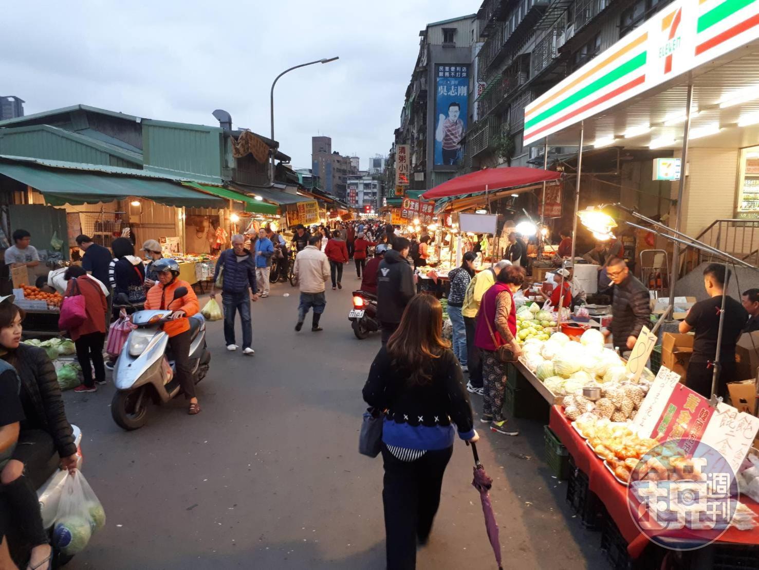 台北市萬華區的雙和市場內，有私菸業者大剌剌地擺攤。