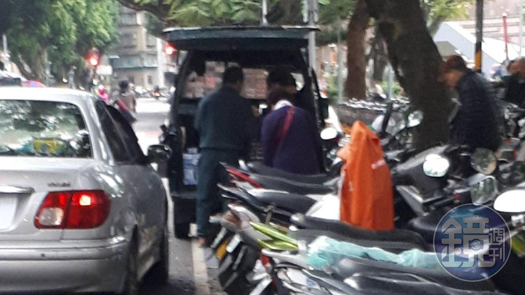 台北市青年公園旁的早市常有1輛小發財車賣私菸，車上菸堆的滿滿。
