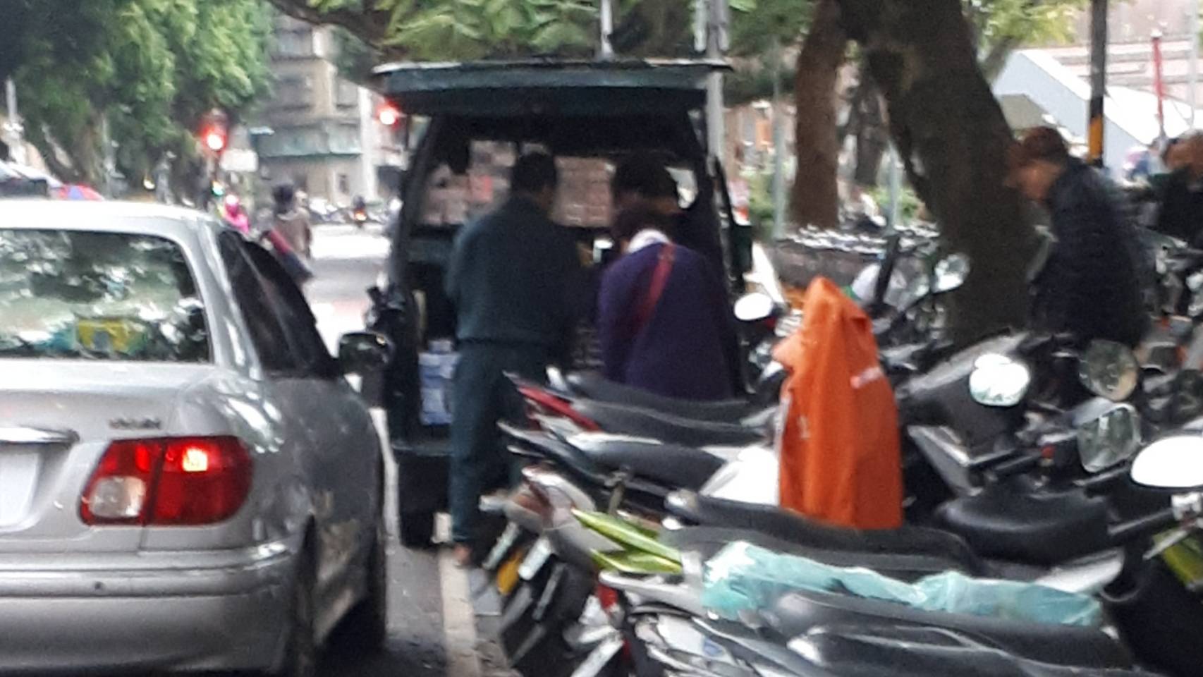 台北市青年公園旁的早市常有1輛小發財車賣私菸，車上菸堆的滿滿。