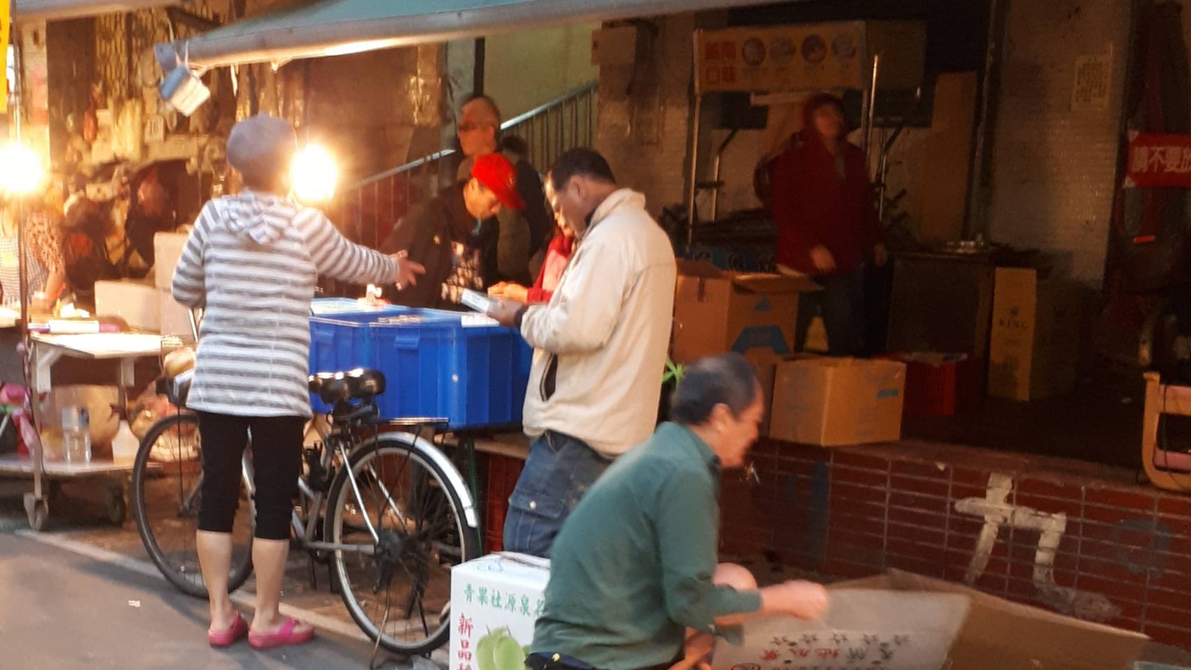 台北市萬華區雙和市場內，每天傍晚都有1對男女大剌剌擺攤賣私菸。