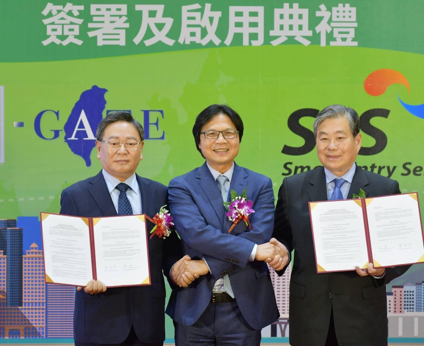 內政部長葉俊榮（中）主持台、韓互惠自動通關簽署儀式。