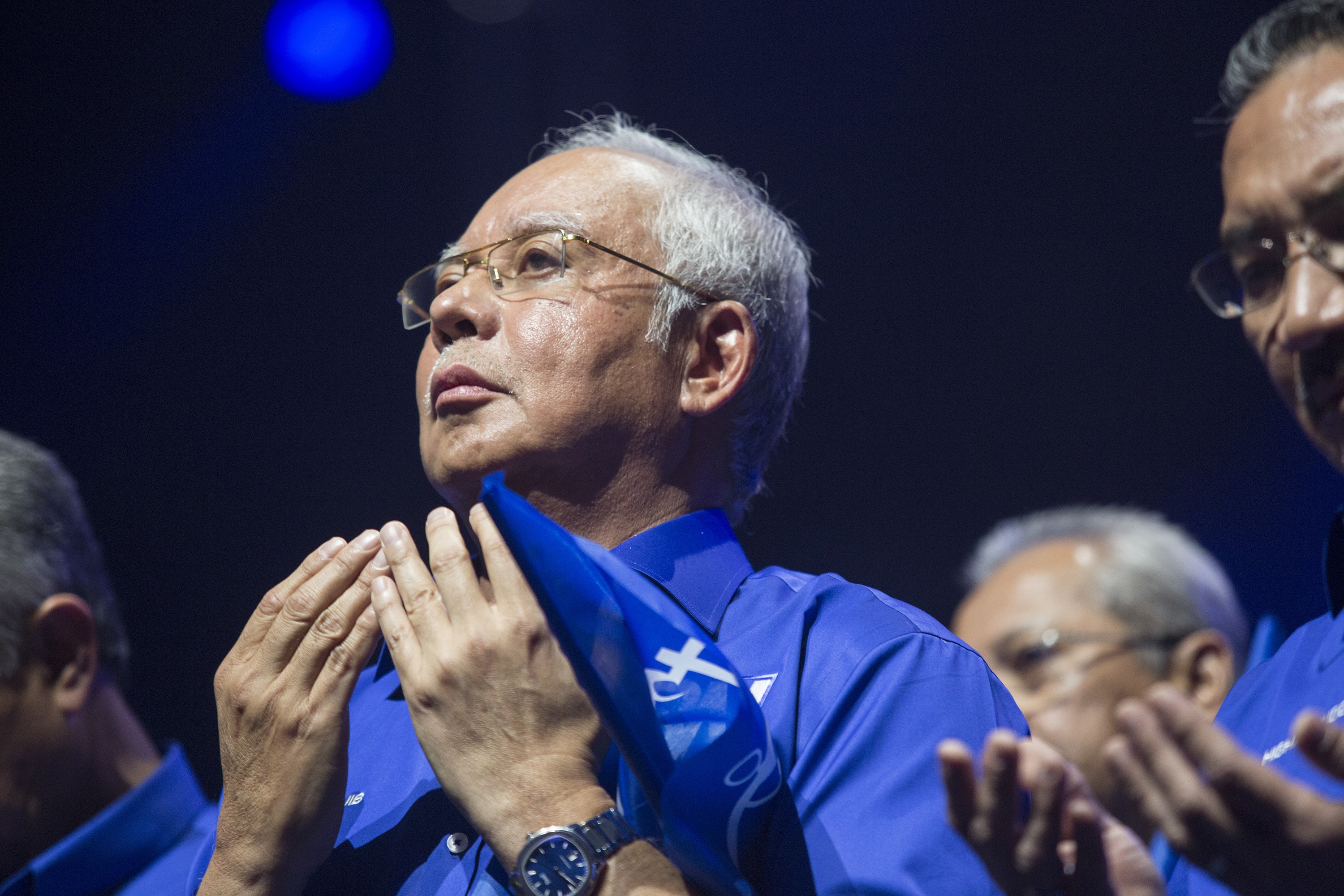 馬來西亞前首相納吉，今年5月住家遭馬國警方搜索，竟被搜出高達1.3萬件的黃金、名表、名牌包等奢侈品，加上馬幣的27種各國貨幣，總價值高達新台幣83億元。（東方IC）