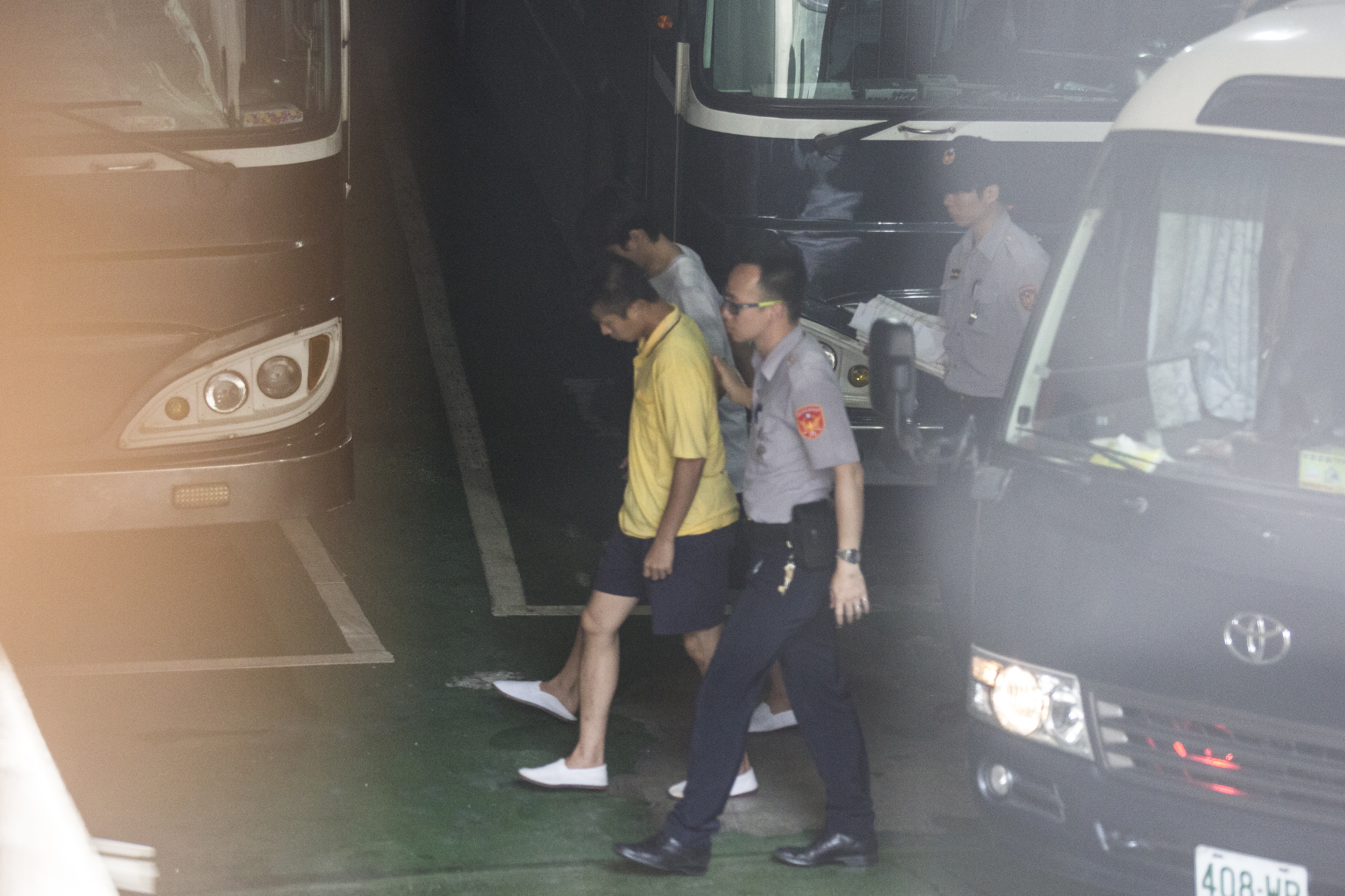 為避免凶嫌陳伯謙（黃衣者）隔空串證，台北地院裁定羈押禁見。