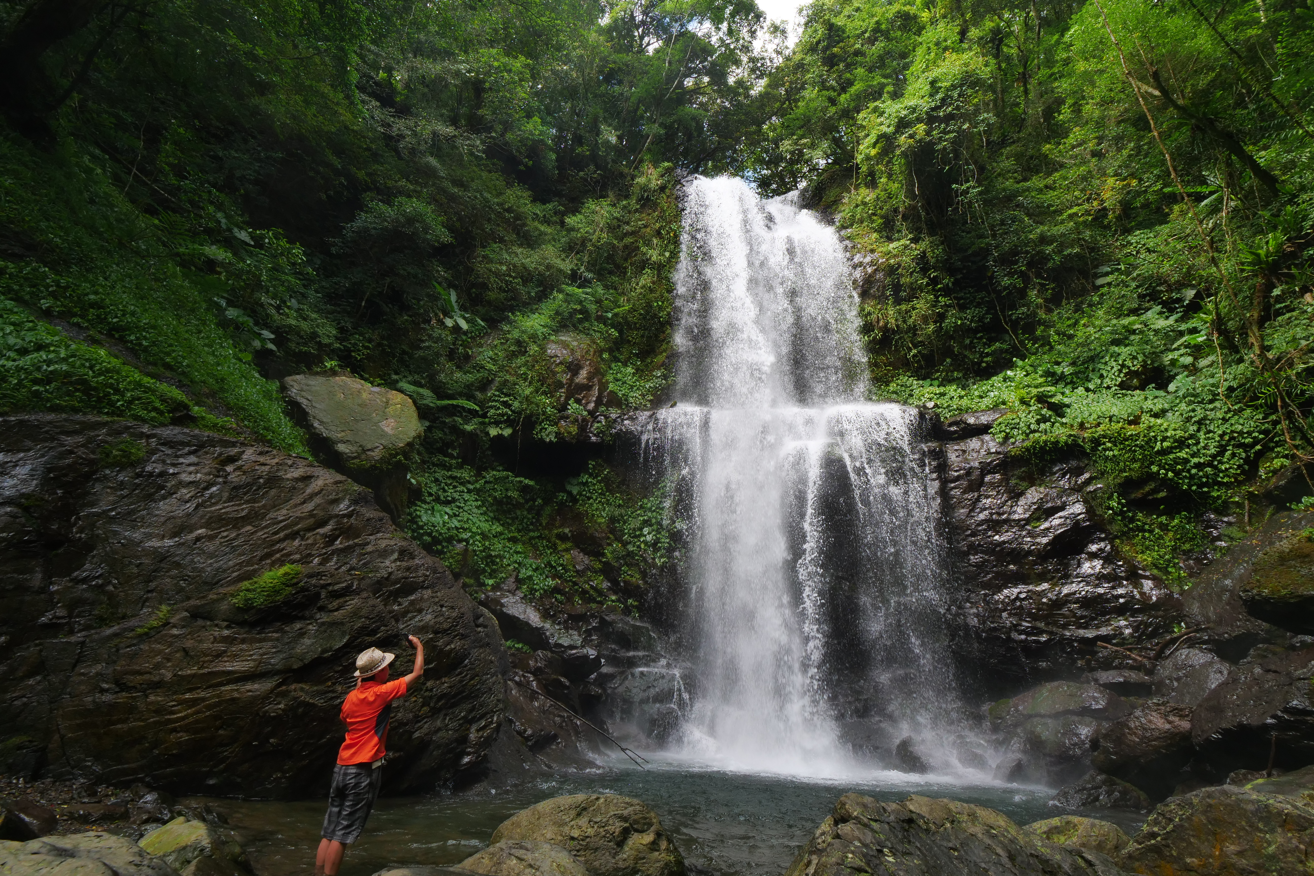 二段式垂降的雲心瀑布，水量豐沛時氣勢磅礡。