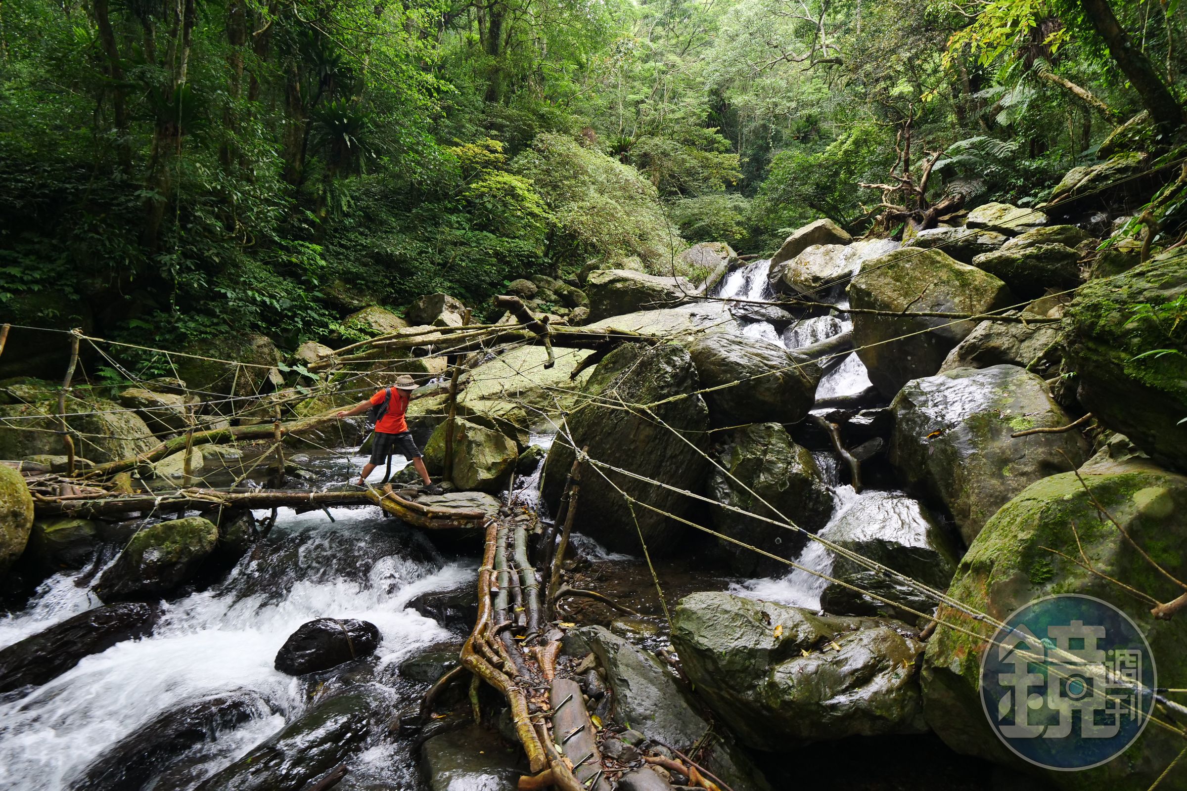至雲心瀑布前，會經過由熱心山友架設的便橋，方便通過。