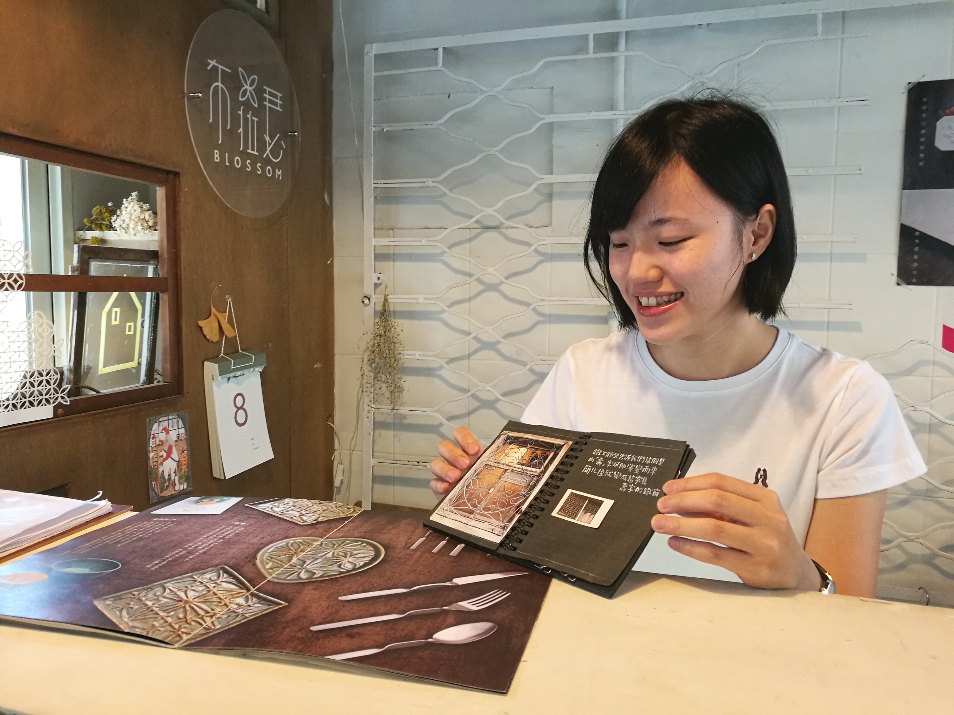 林杰妤和同學的大學畢業作就以｢鐵花窗｣為主題，後來就一起創立「布菈瑟Blossom」。