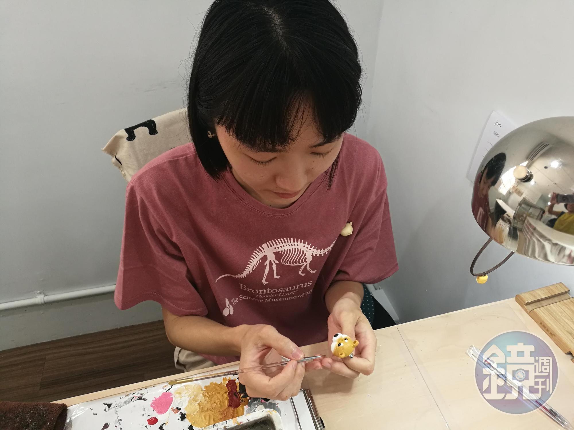 曾惠珈因為喜歡公仔而自創品牌「大好き daisuki」。
