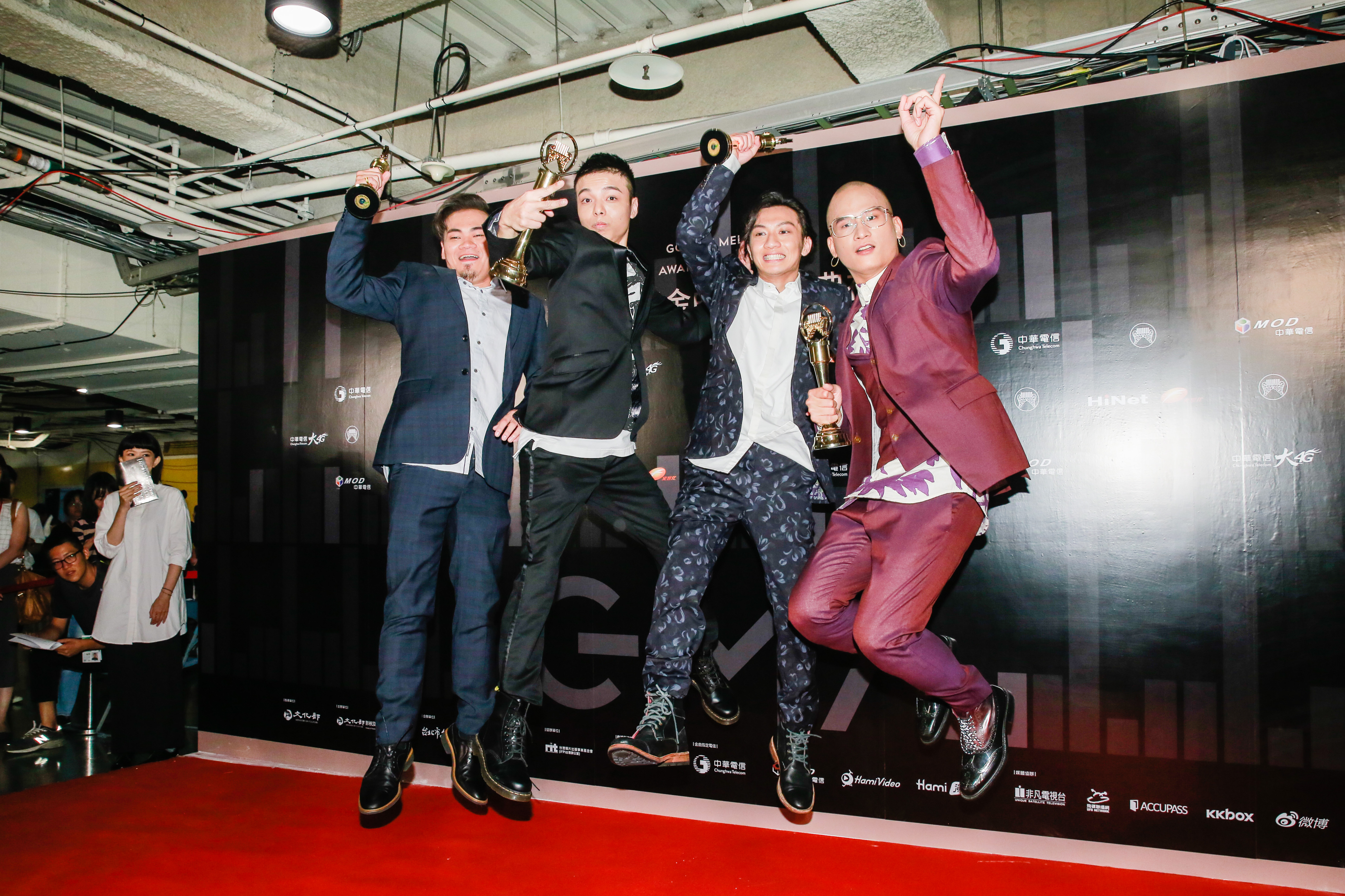 「茄子蛋」樂團奪得金曲獎最佳新人與最佳台語專輯獎，團員們用來鼓勵自己的「積極樂觀，感恩惜福」也成了熱門關鍵字。