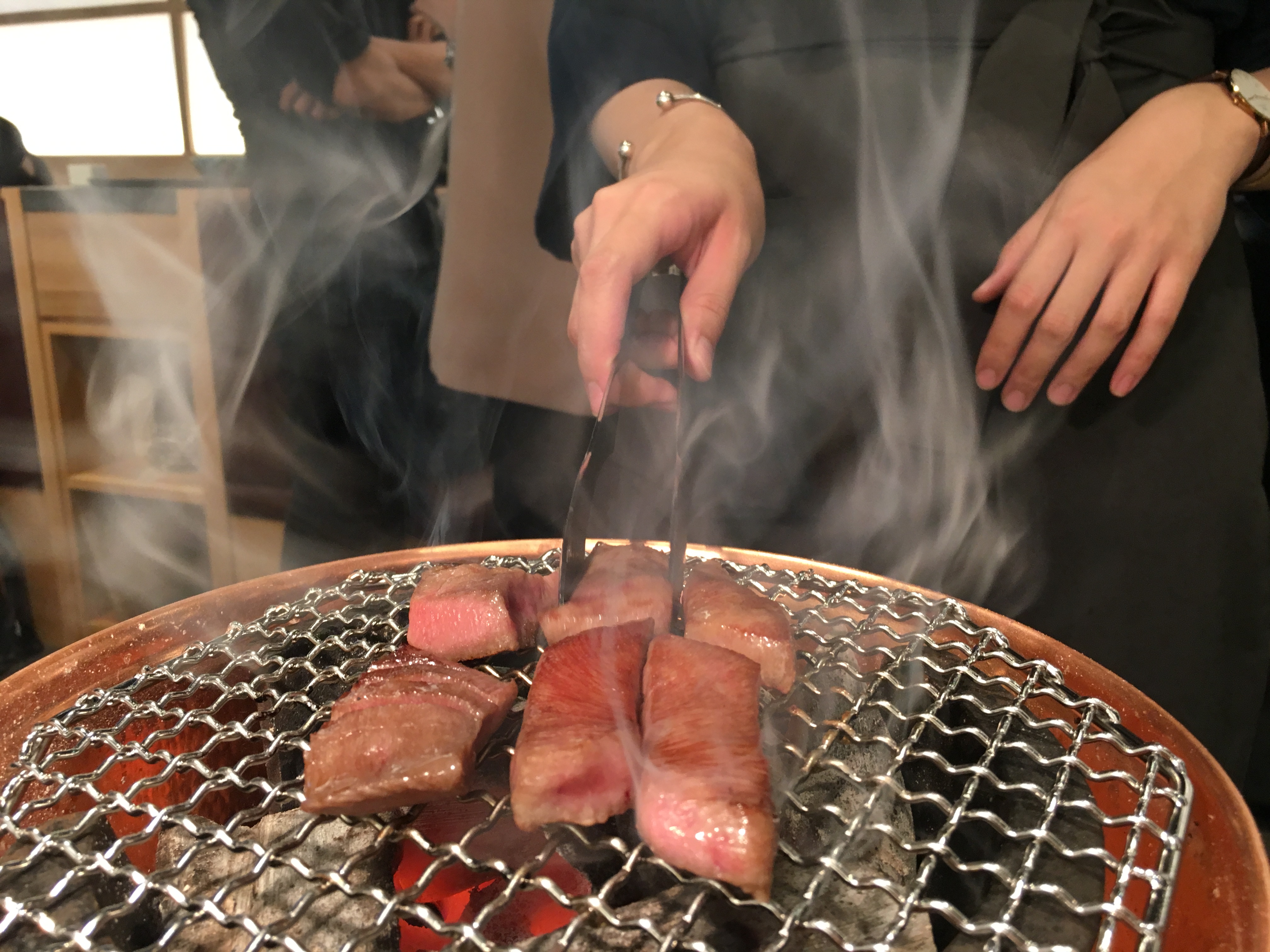 頂級燒肉品牌「樂軒和牛專賣店」，推出全新品牌「樂軒松阪亭」，主打「關西風壽喜燒」。