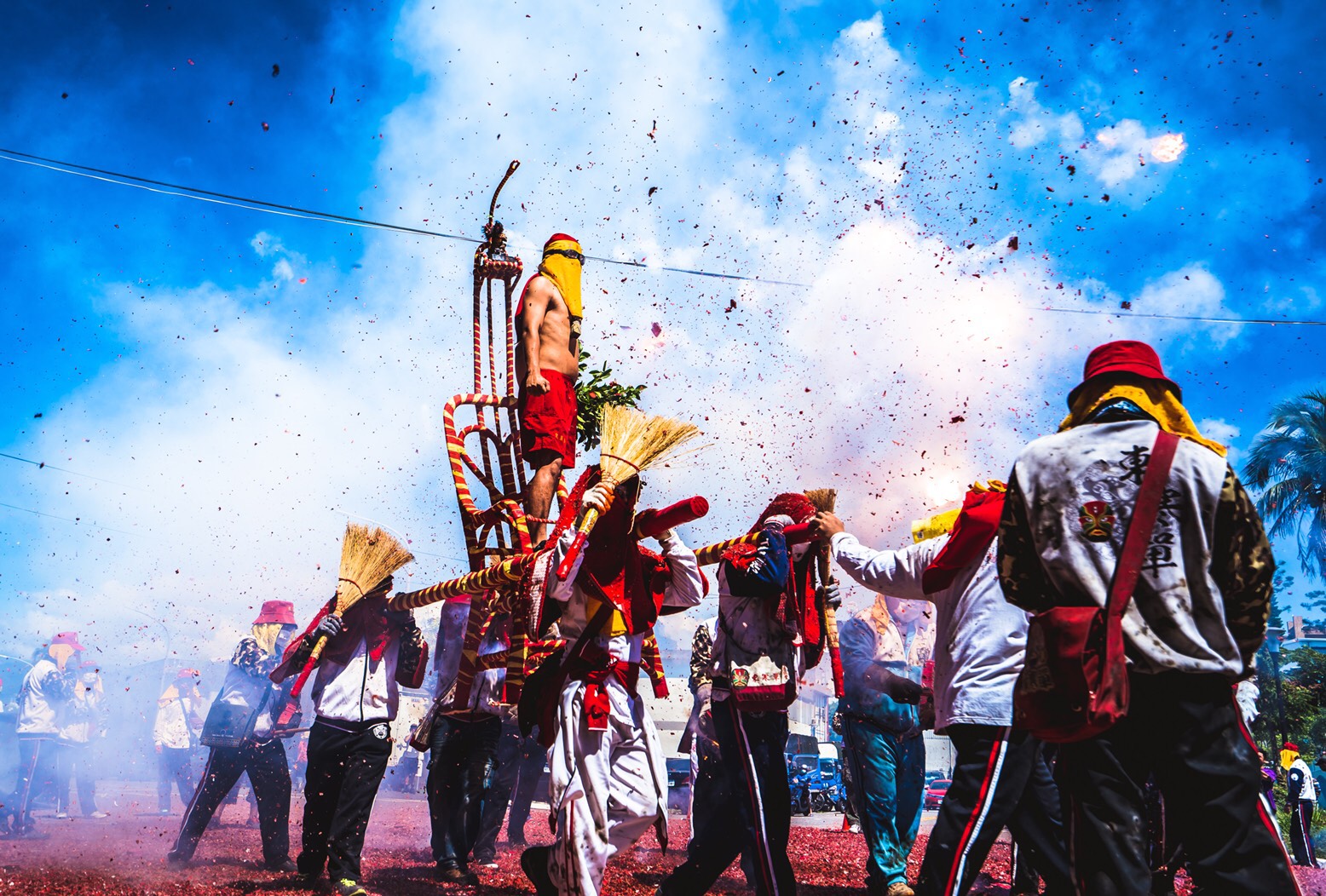 劇組特別安排了一場真正的「炸寒單」儀式，保佑拍攝順利。（奧瑪優勢提供）