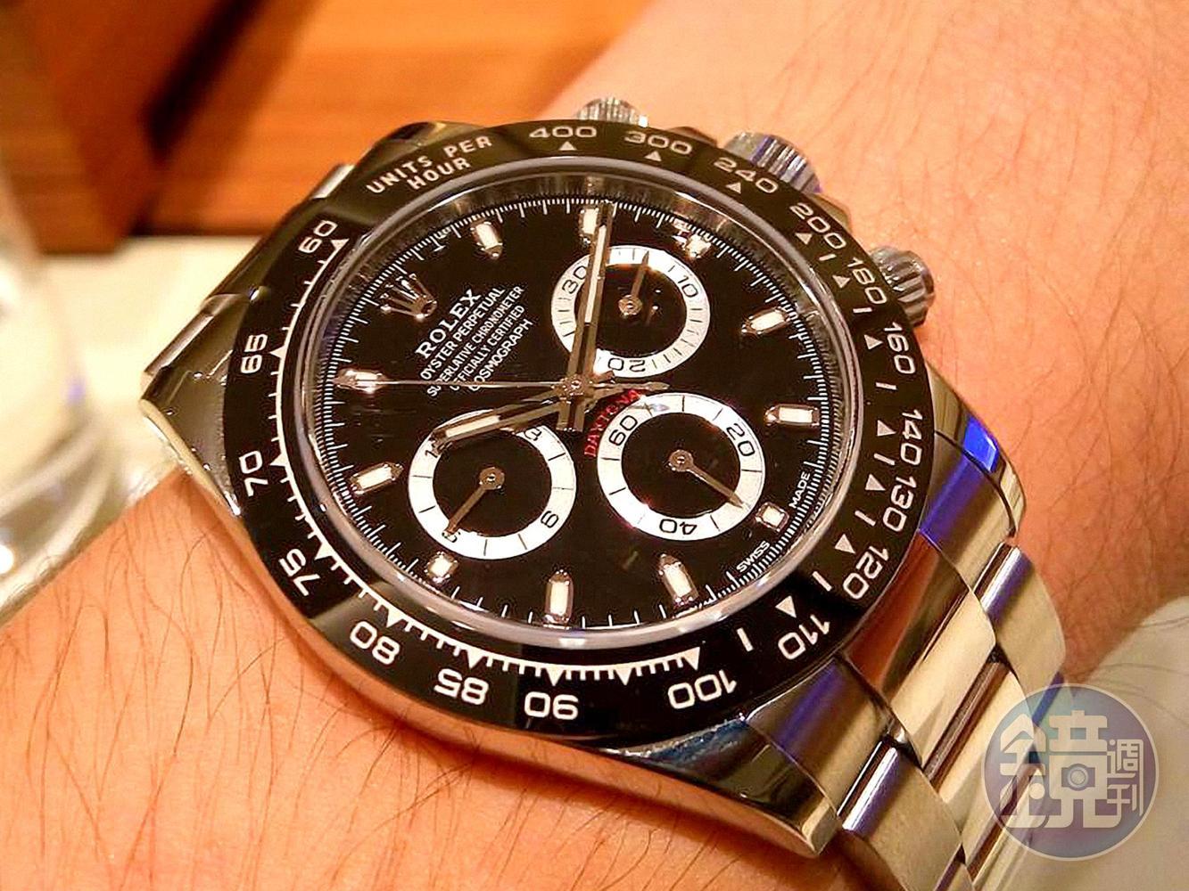 Daytona 116500LN訂價40.5萬元，兩年前一上市即超訂價至49～50萬元，最近更一路暴漲至55～63萬元。白面較黑面受歡迎，前者成交價大約貴上3～5萬元。