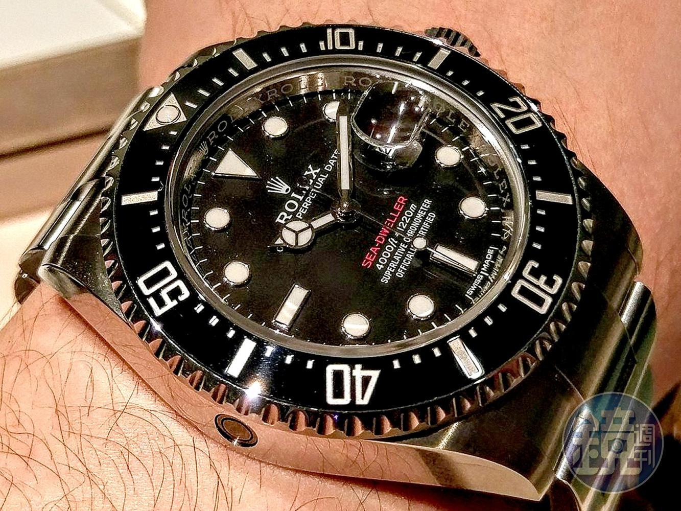 Sea-Dweller 126600訂價37.5萬元，AD從去年上市至今一直維持訂價販售，但得登記排隊無現貨、且需配錶。水貨報價則在40～42萬元間。