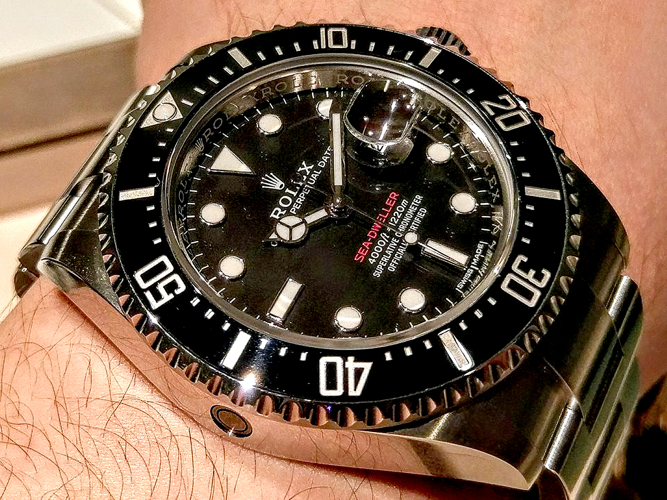 Sea-Dweller 126600訂價37.5萬元,AD從去年上市至今一直維持訂價販售,但得登記排隊無現貨、且需配錶。水貨報價則在40~42萬元間。