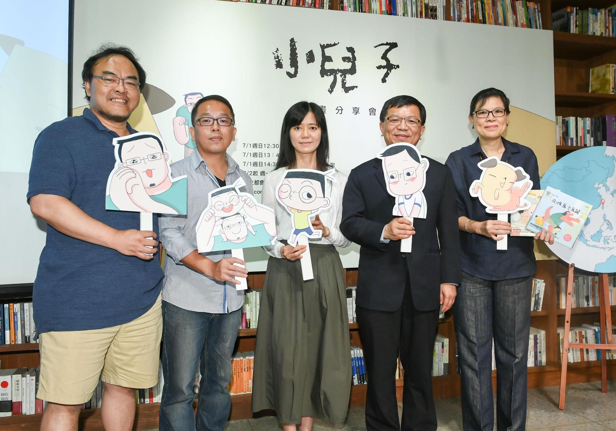 蘇麗媚（中）與駱以軍（左）、史明輝（左二）、文化部次長李連權、印刻文學副總編輯江一鯉參與夢田文創《小兒子》好友動畫分享會。（夢田文創提供）