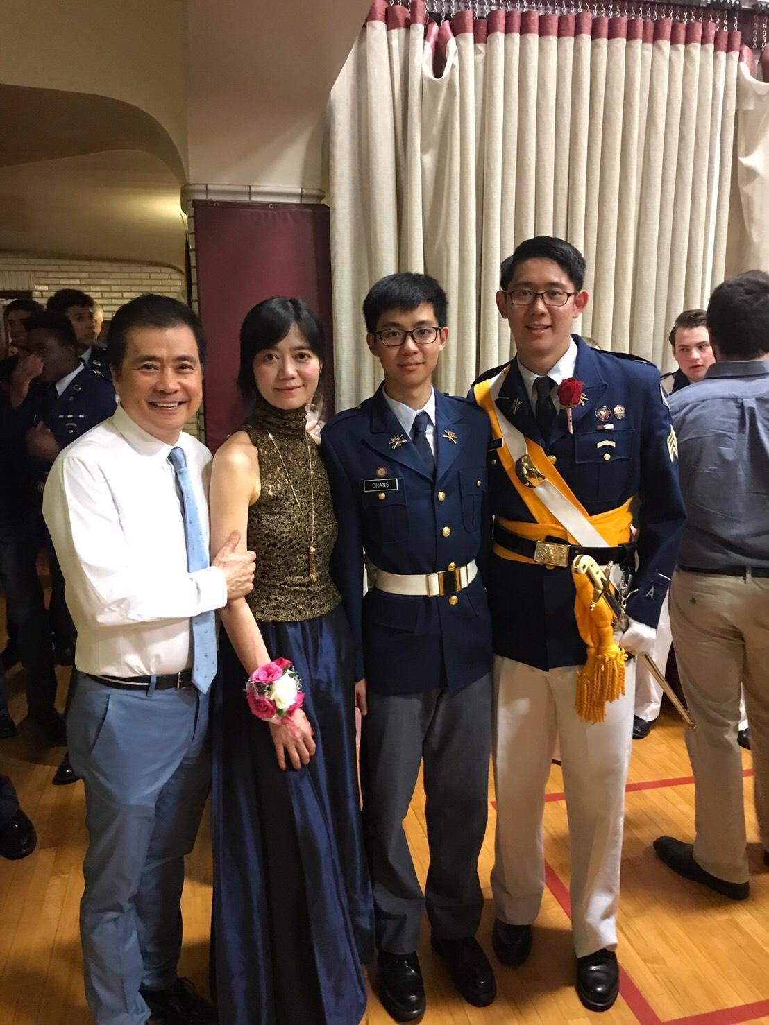 蘇麗媚與先生張榮華出席大兒子（右）的畢業典禮。（夢田文創提供）