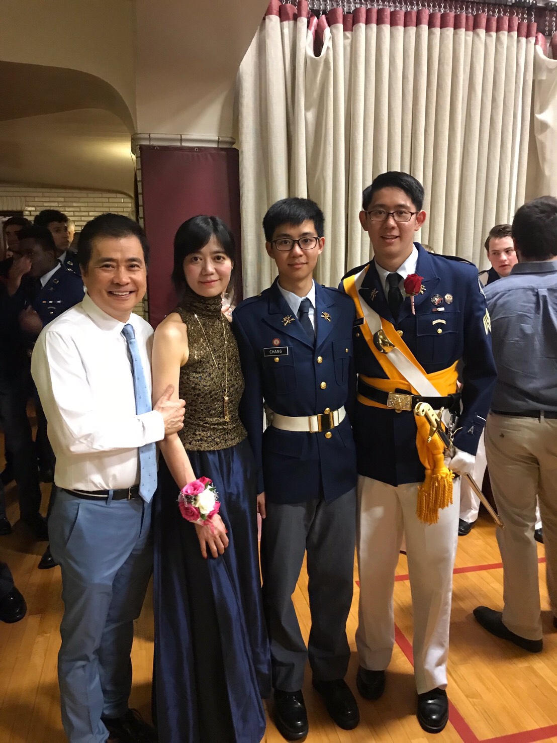 蘇麗媚與先生張榮華出席大兒子(右)的畢業典禮。(夢田文創提供)