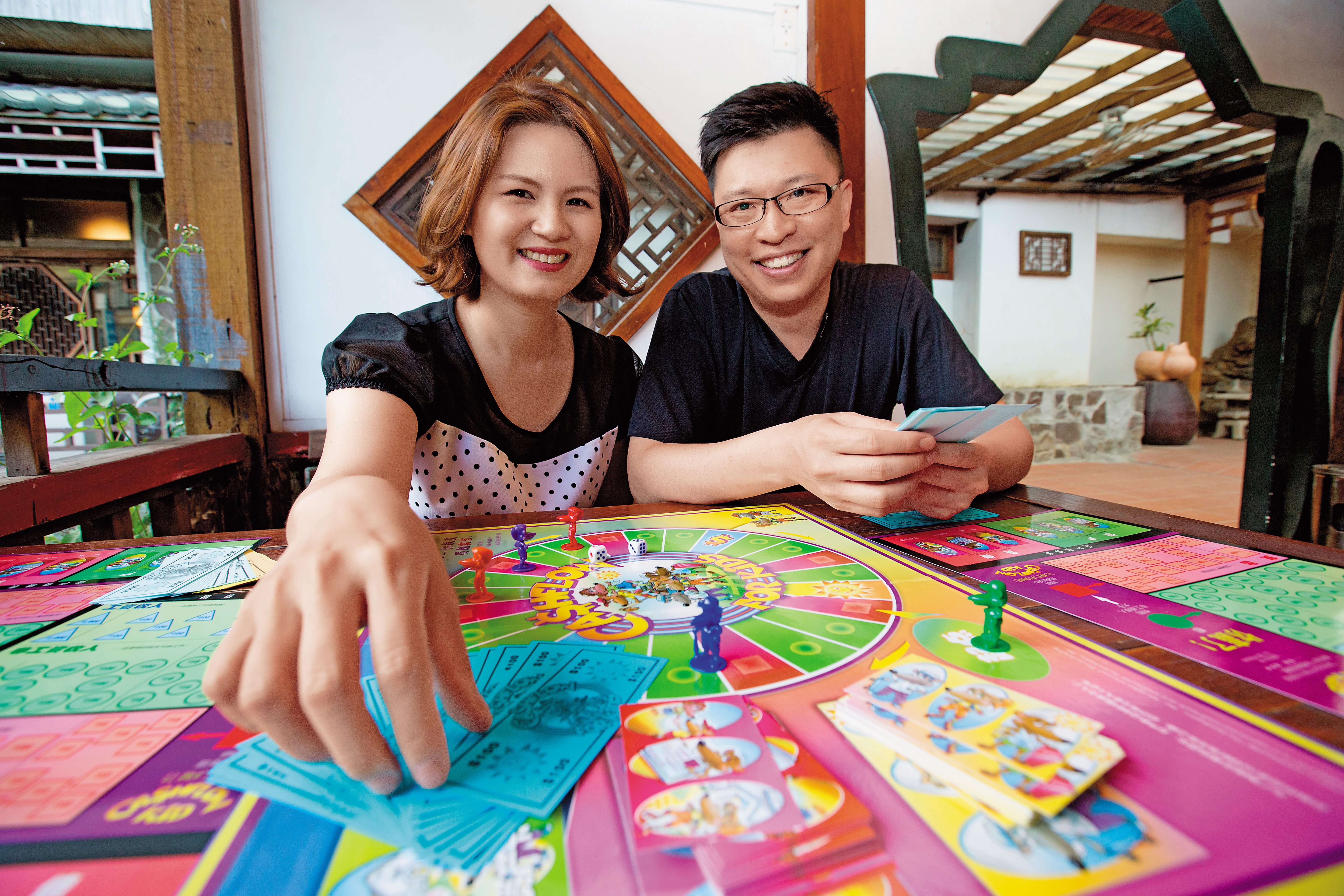 顏菁羚（左）與鄭傳崙（右）夫妻，從衝短線拚交易量的營業員，變成如今愛好ETF的穩健投資者。