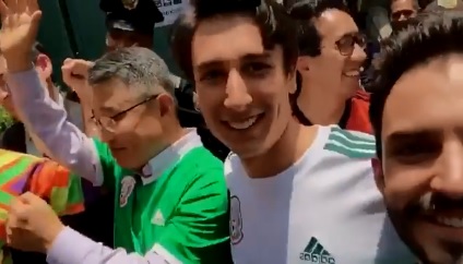 世足賽德國以2比0慘輸南韓，也意外讓原本以0比3敗給瑞典的墨西哥，仍得以F組第2名順利晉級。（翻攝自Twitter）