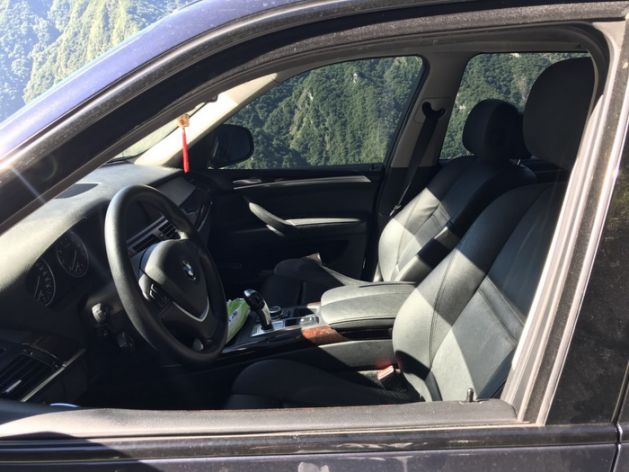 停靠路旁的陳男BMW X5車輛。(翻攝畫面)