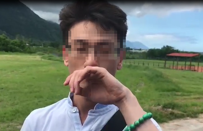 墜谷身亡的巨陞董座兒子接受媒體採訪時，透露母親確曾因有事煩心。（翻攝畫面）