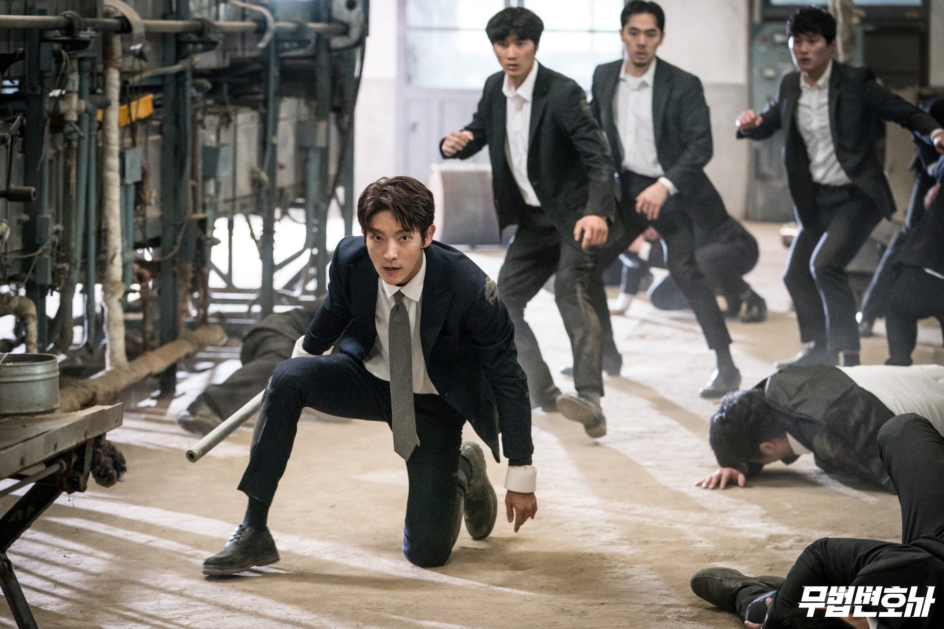 李準基在《武法律師》中，再次展現俐落帥氣的漂亮身手。（LINE TV提供）