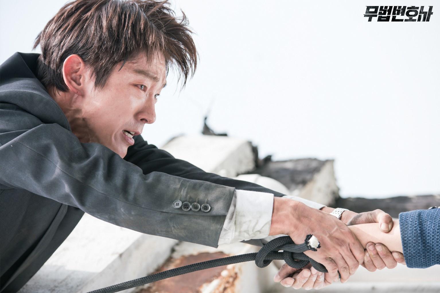 《武法律師》中李準基的內心戲,展現他不一般的好演技。(LINE TV提供)