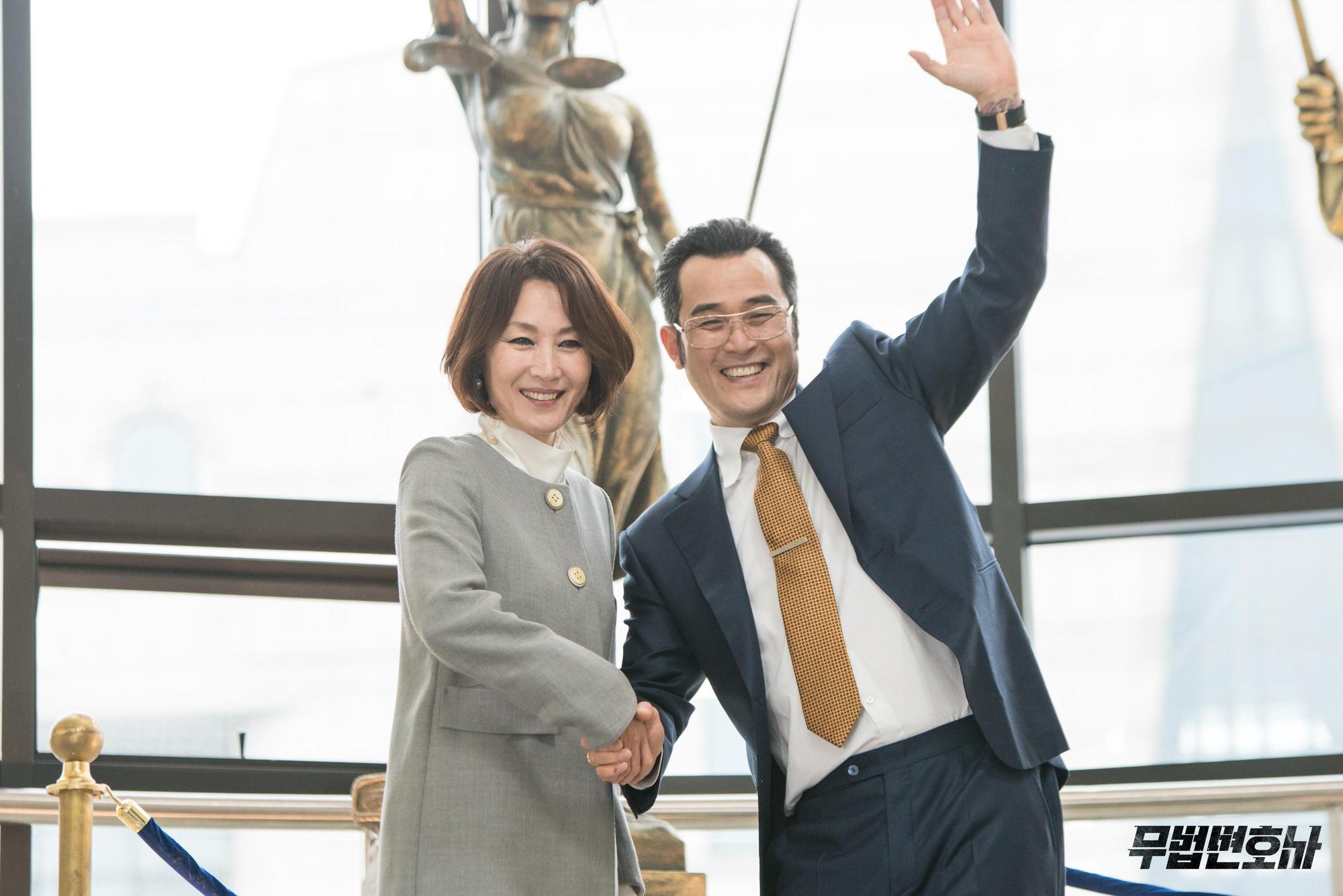 李慧英(左)、崔民秀的絕佳演技,是《武法律師》中最棒的驚喜。(LINE TV提供)