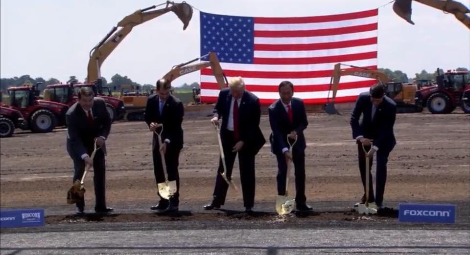 鴻海百億美元赴美投資案5年前動土，時任美國總統的川普與郭台銘同時手拿鏟子替鴻海威州廠動土。（本刊資料照）