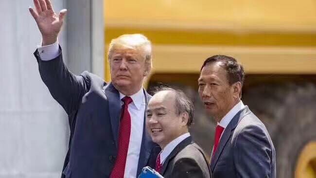 鴻海美國威州廠動土,董事長郭台銘(右)邀來美國總統川普(左)同台,還幫忙「推銷美國」。中為日本軟體銀行董事長孫正義。(讀者提供)