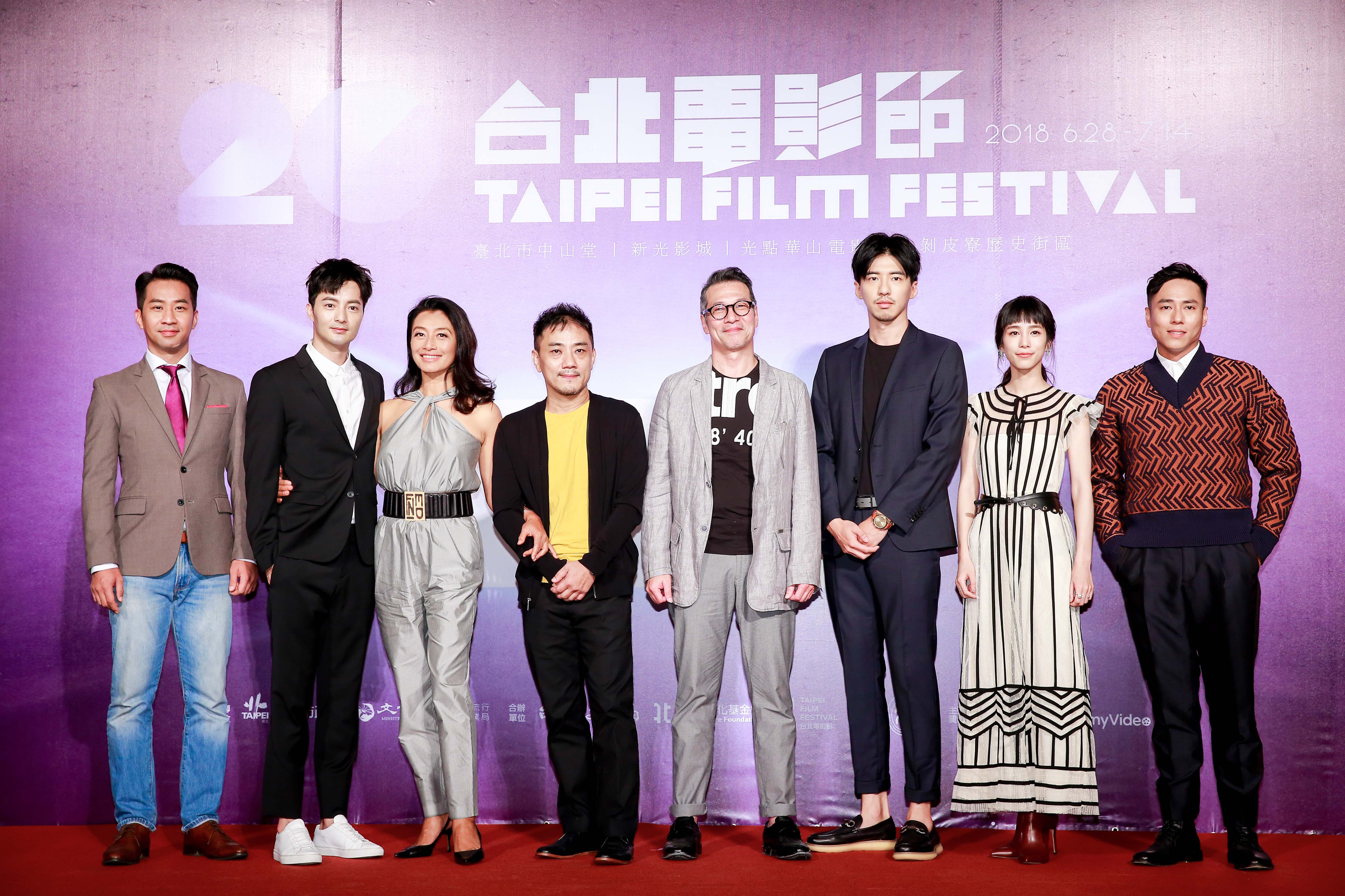 黃健瑋（左起）、古斌、王秀峰、導演蕭雅全、黃仲崑、傅孟柏、溫貞菱、莊凱勳，出席台北電影節開幕片《范保德》亞洲首映活動。 