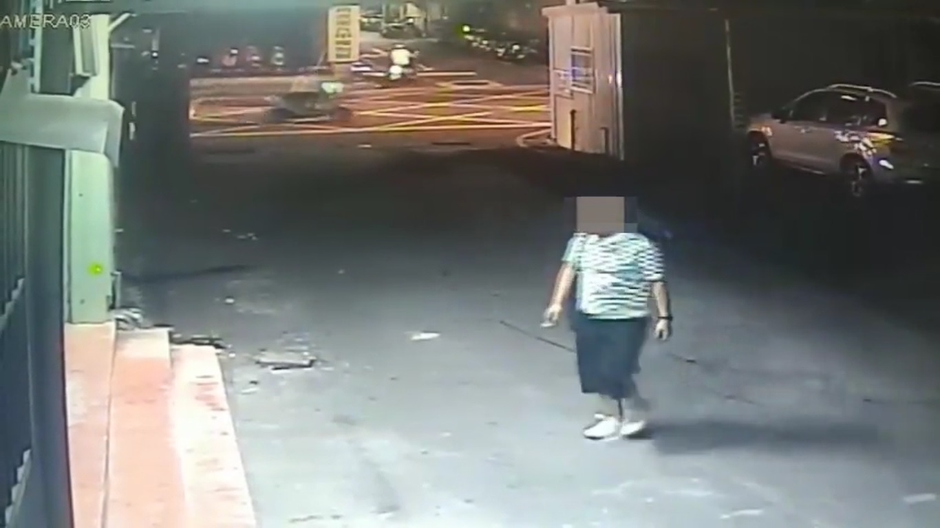 黃嫌邊抽菸邊走進游姓角頭辦公室談判。（翻攝畫面）